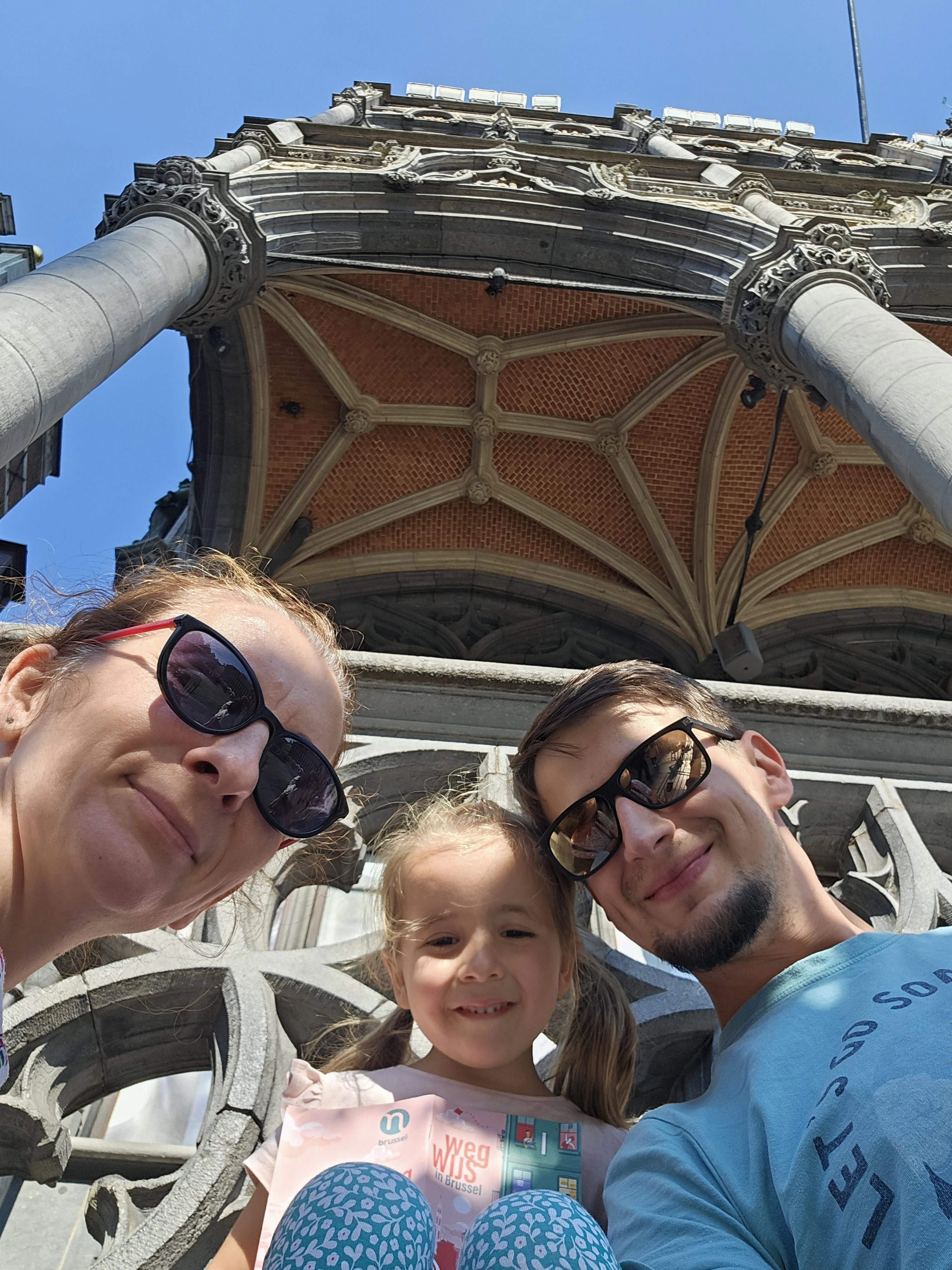 Jugador explorando Brussels con Questo