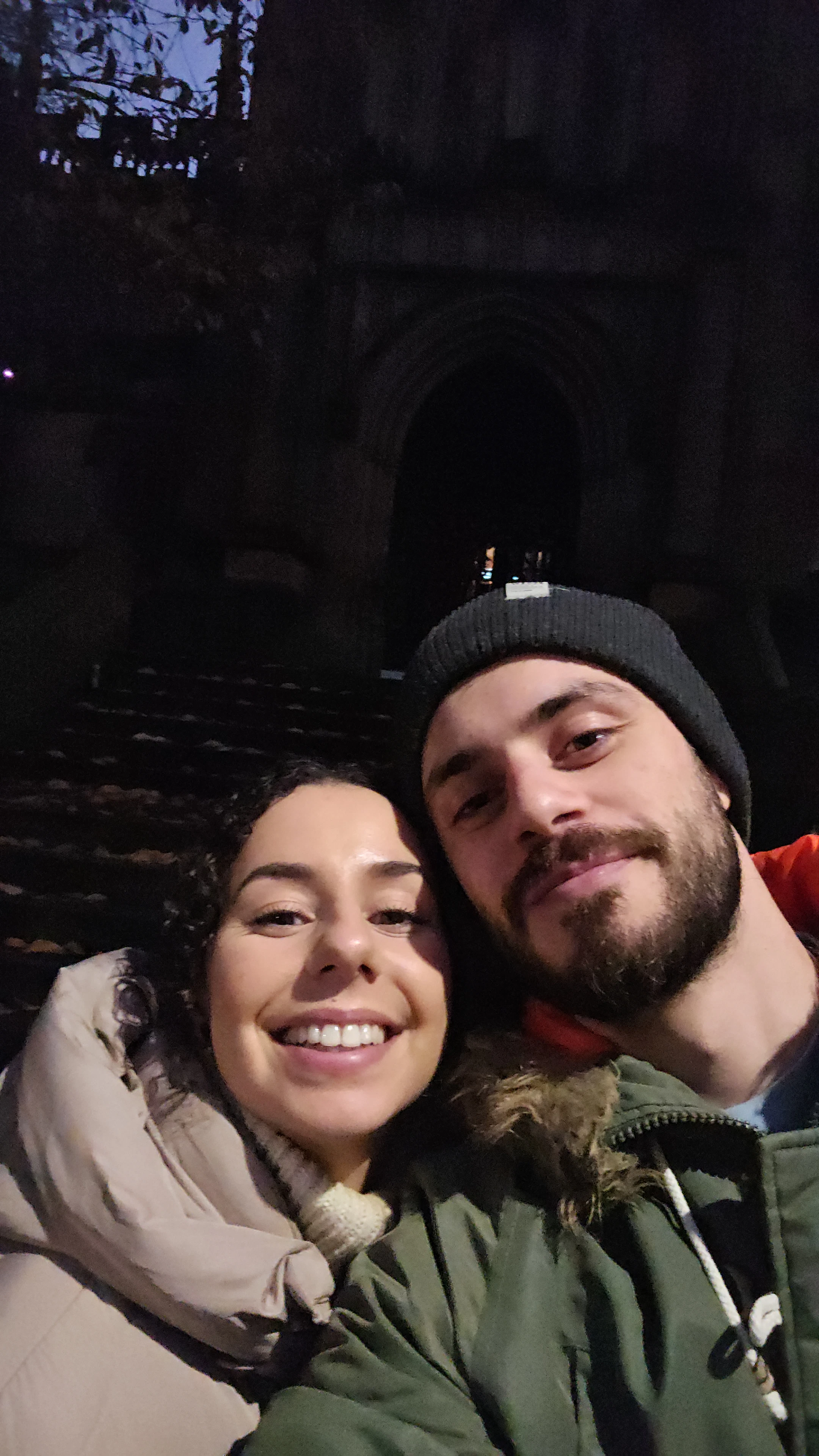 Giocatore esplora Manchester, UK con Questo