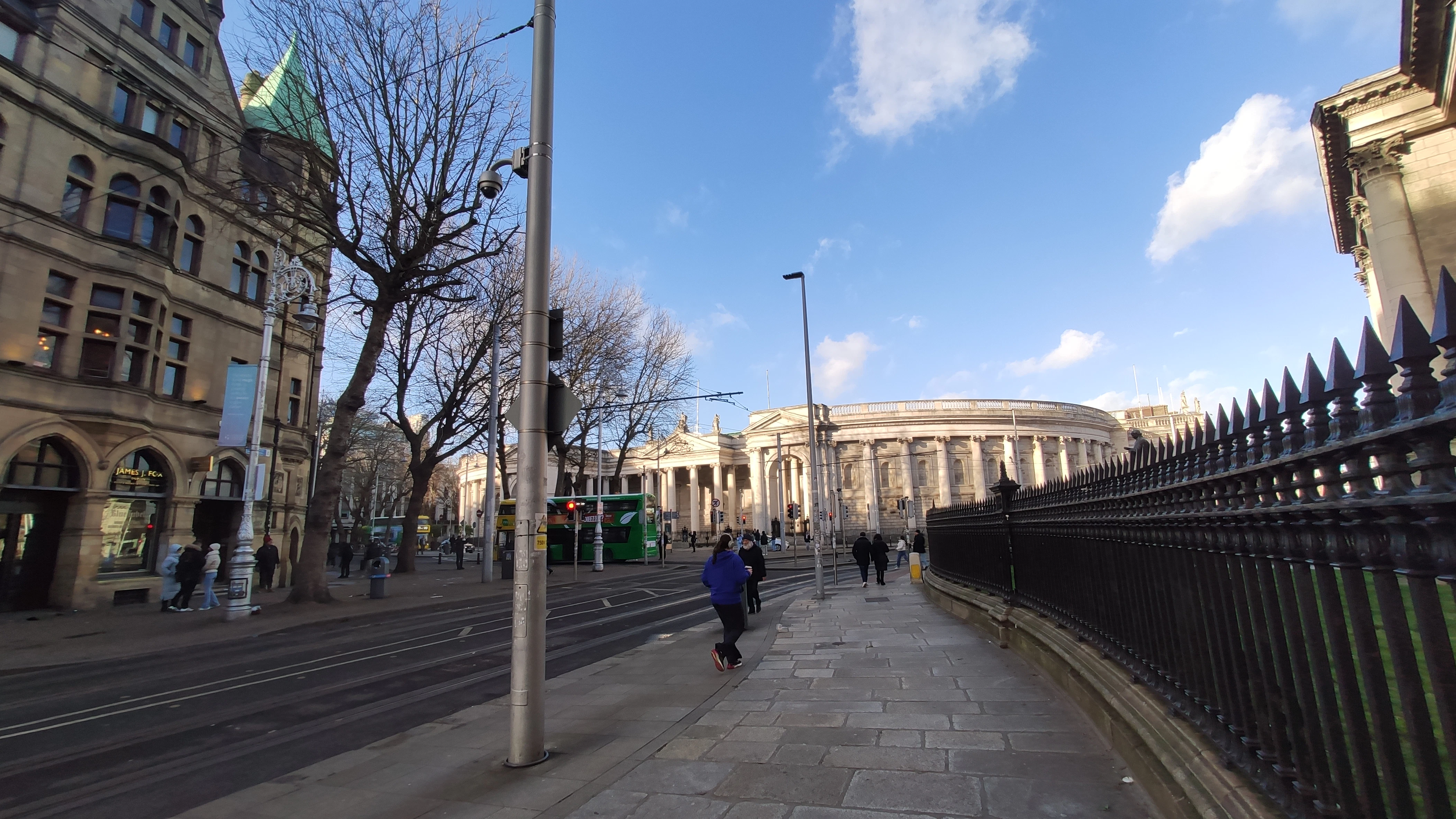 Player exploring Dublin with Questo