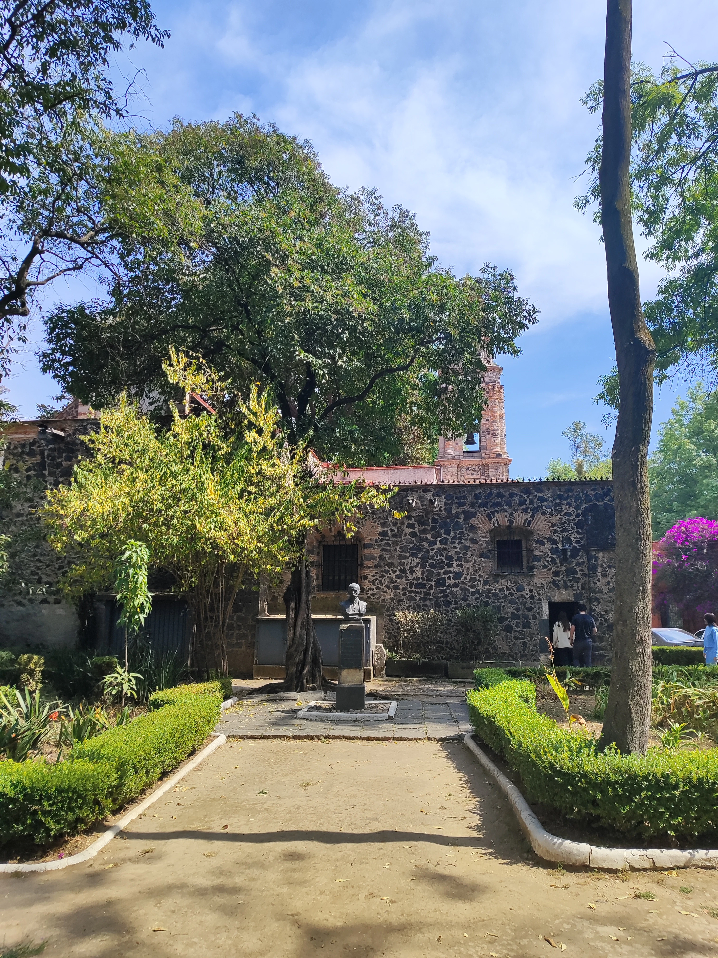 Spieler erkundet Mexico City mit Questo