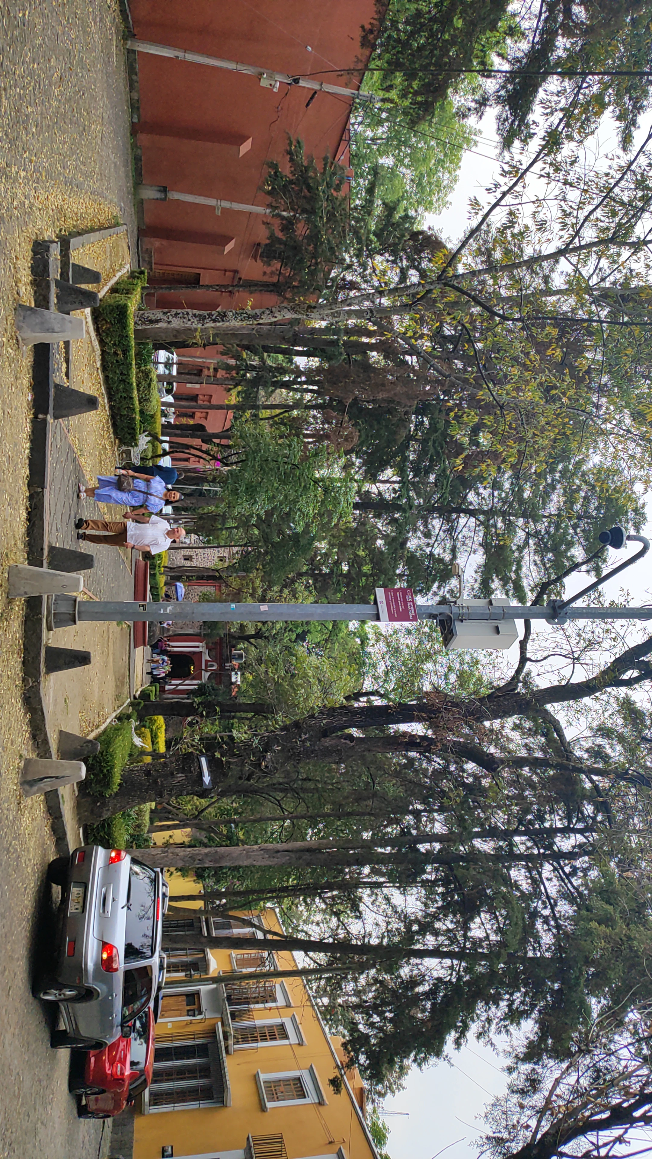 Spieler erkundet Mexico City mit Questo