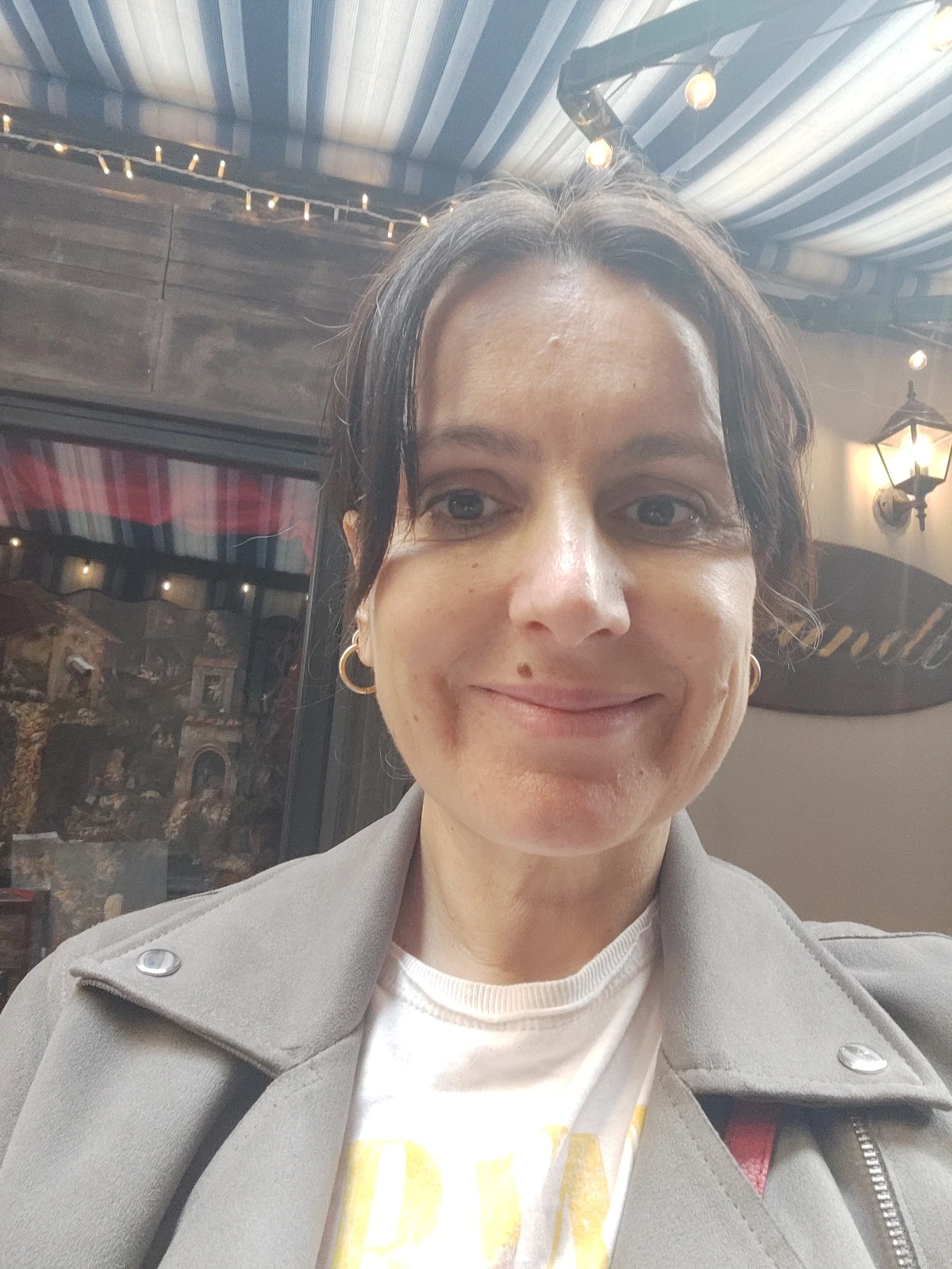 Jugador explorando Naples con Questo