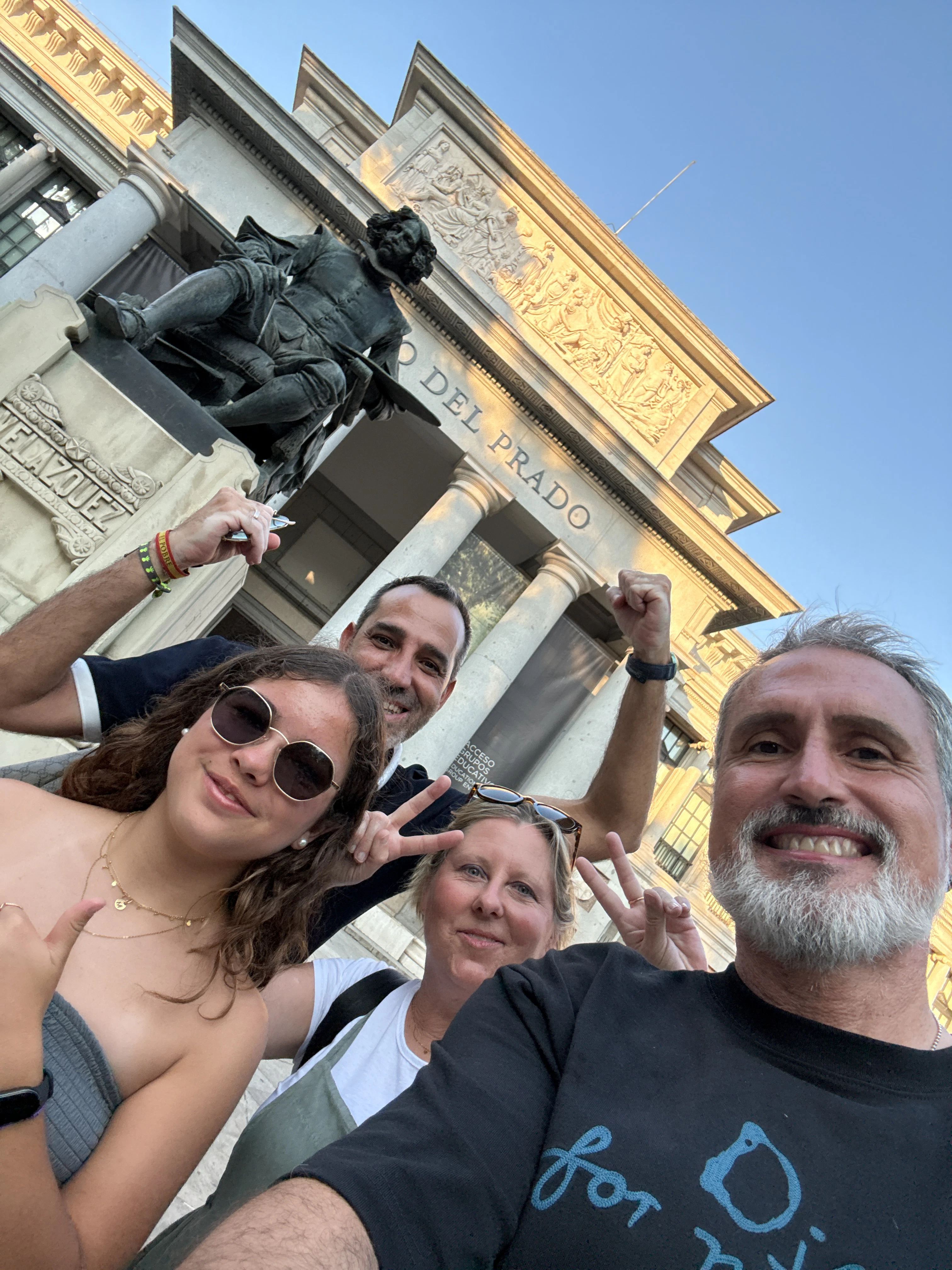 Jugador explorando Madrid con Questo