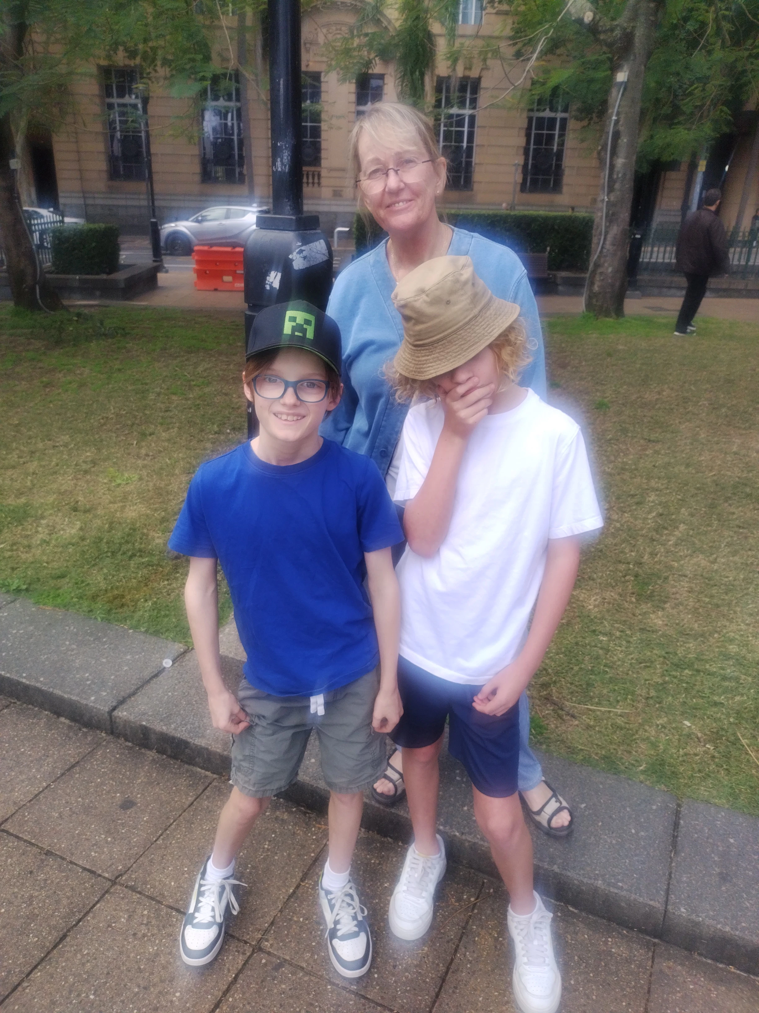 Spieler erkundet Brisbane mit Questo