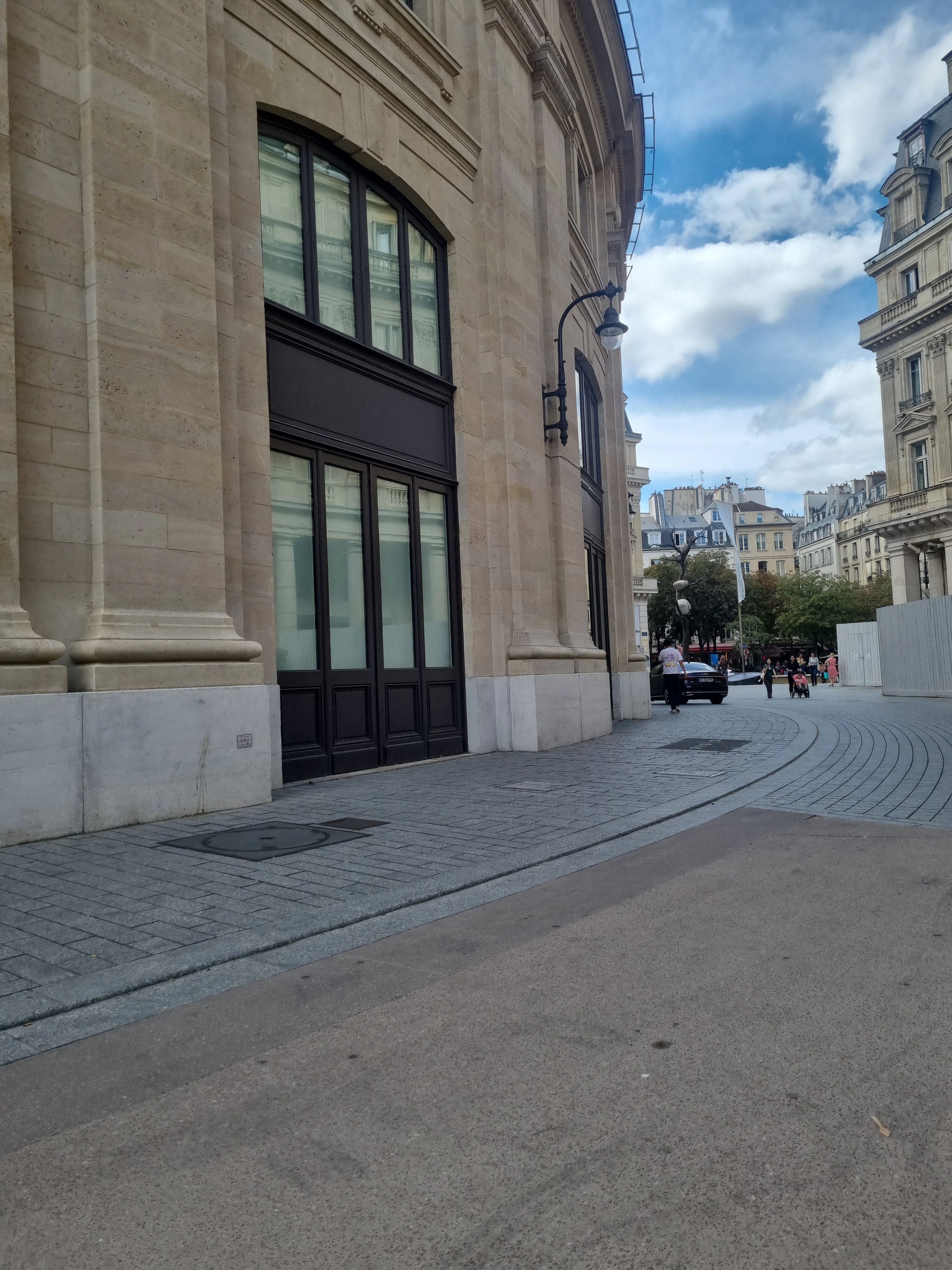 Joueur explorant Paris avec Questo