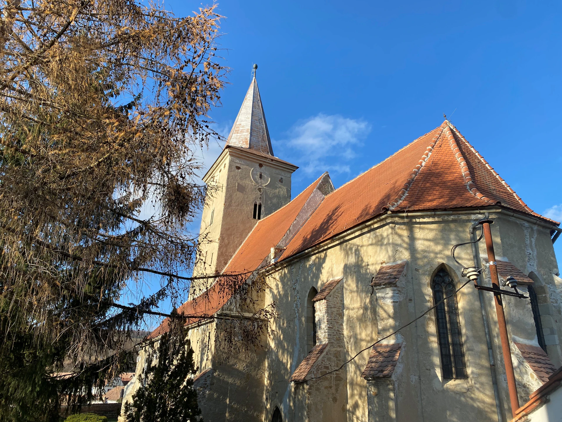 Discover the treasure of the fortified church in Curciu