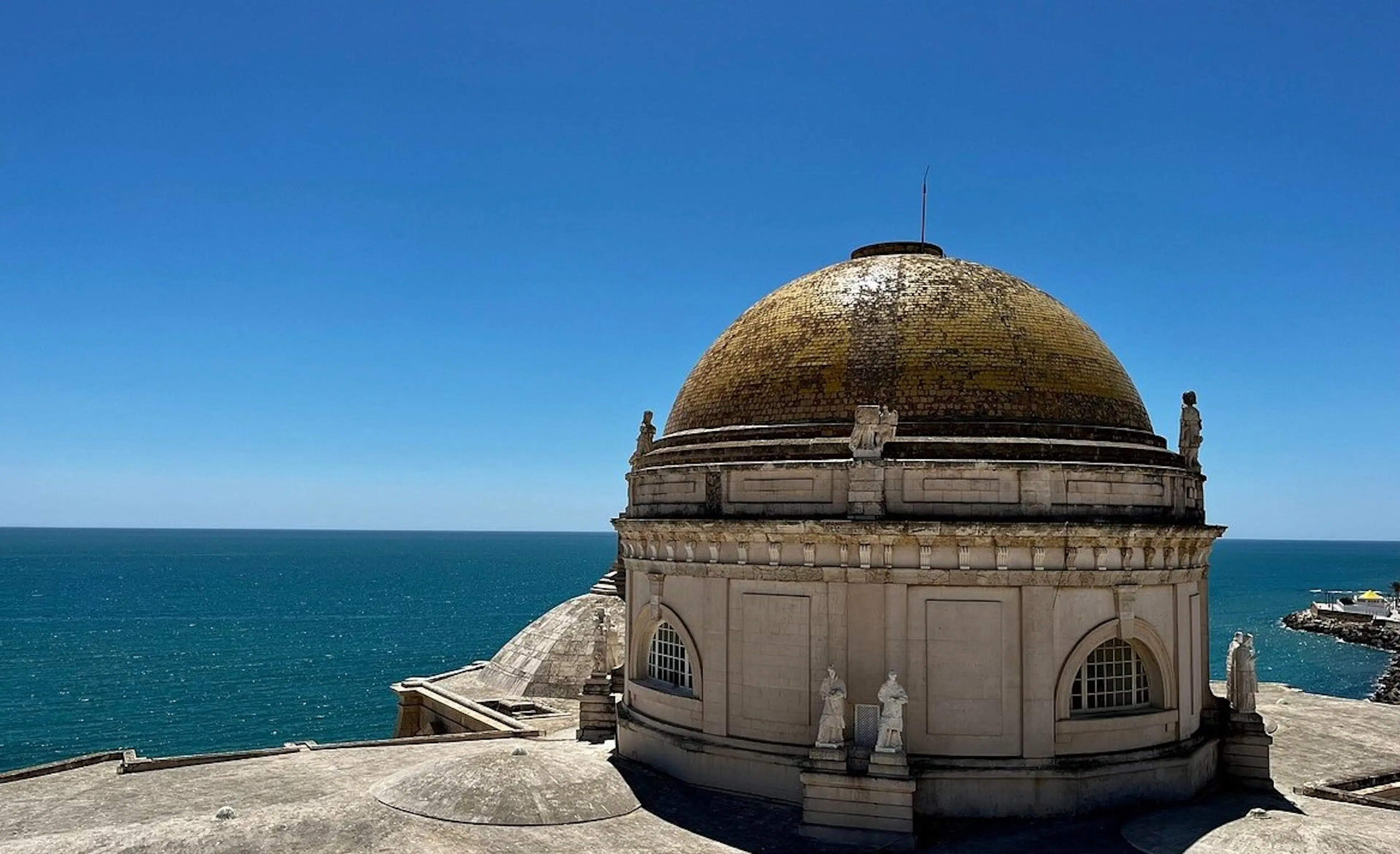 Discover Cadiz Town Center: A Story Adventure image 1