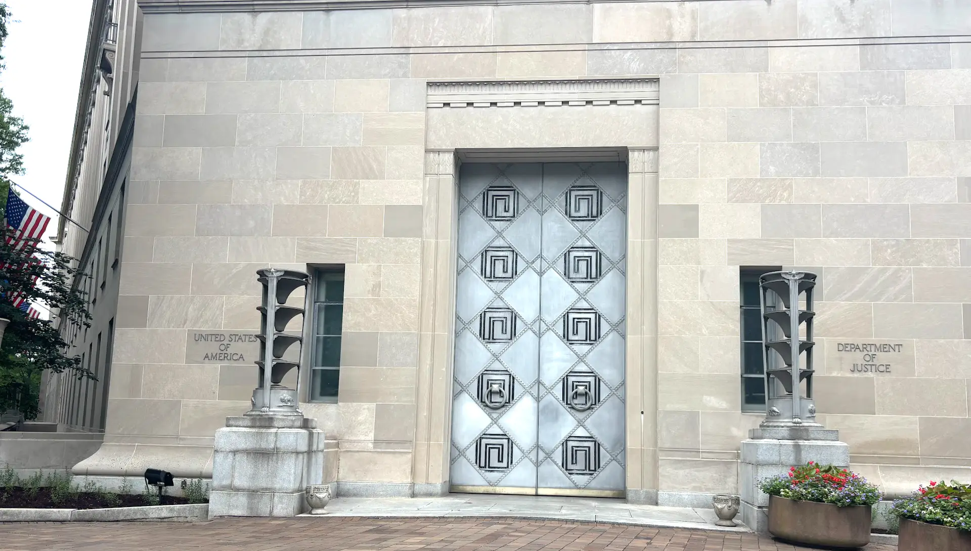 Washington D.C: FBI V.S Bank Robbers & Art Thieves image 1