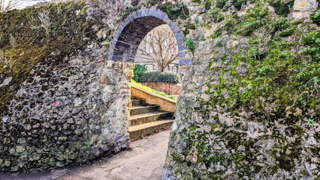 Historic Colchester: The Roman Visitor Walking Tour & Escape Game