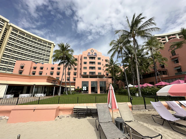 Romantic Honolulu: Lovers in Paradise