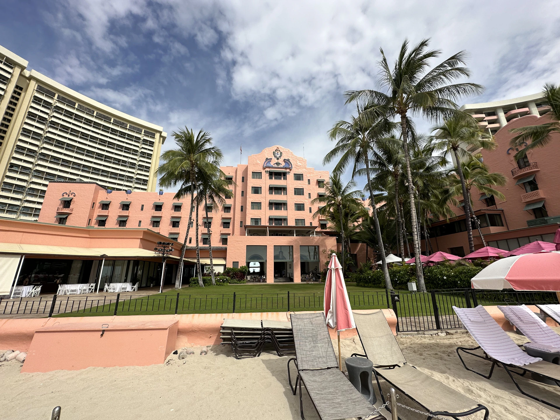 Romantic Honolulu: Lovers in Paradise