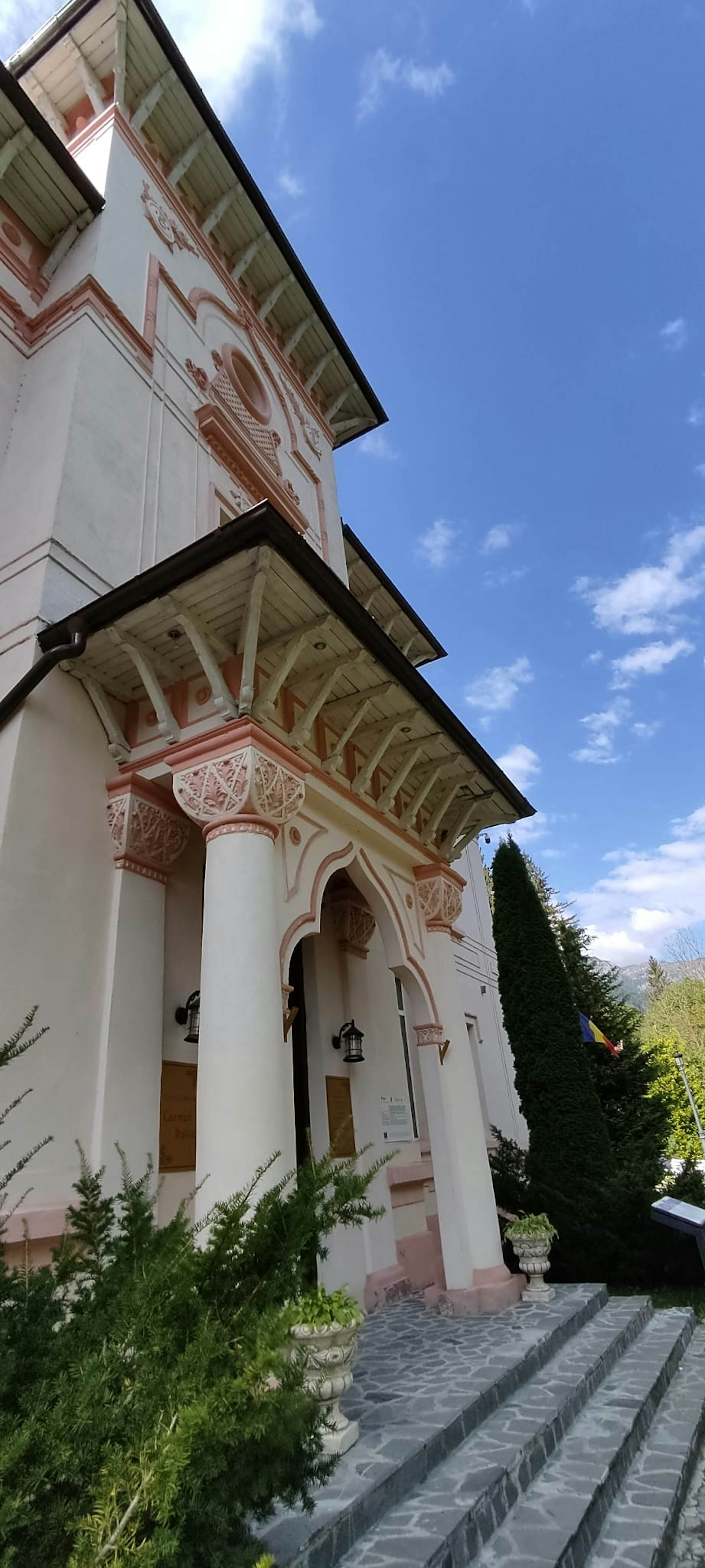 Explore Sinaia by stairs image 1