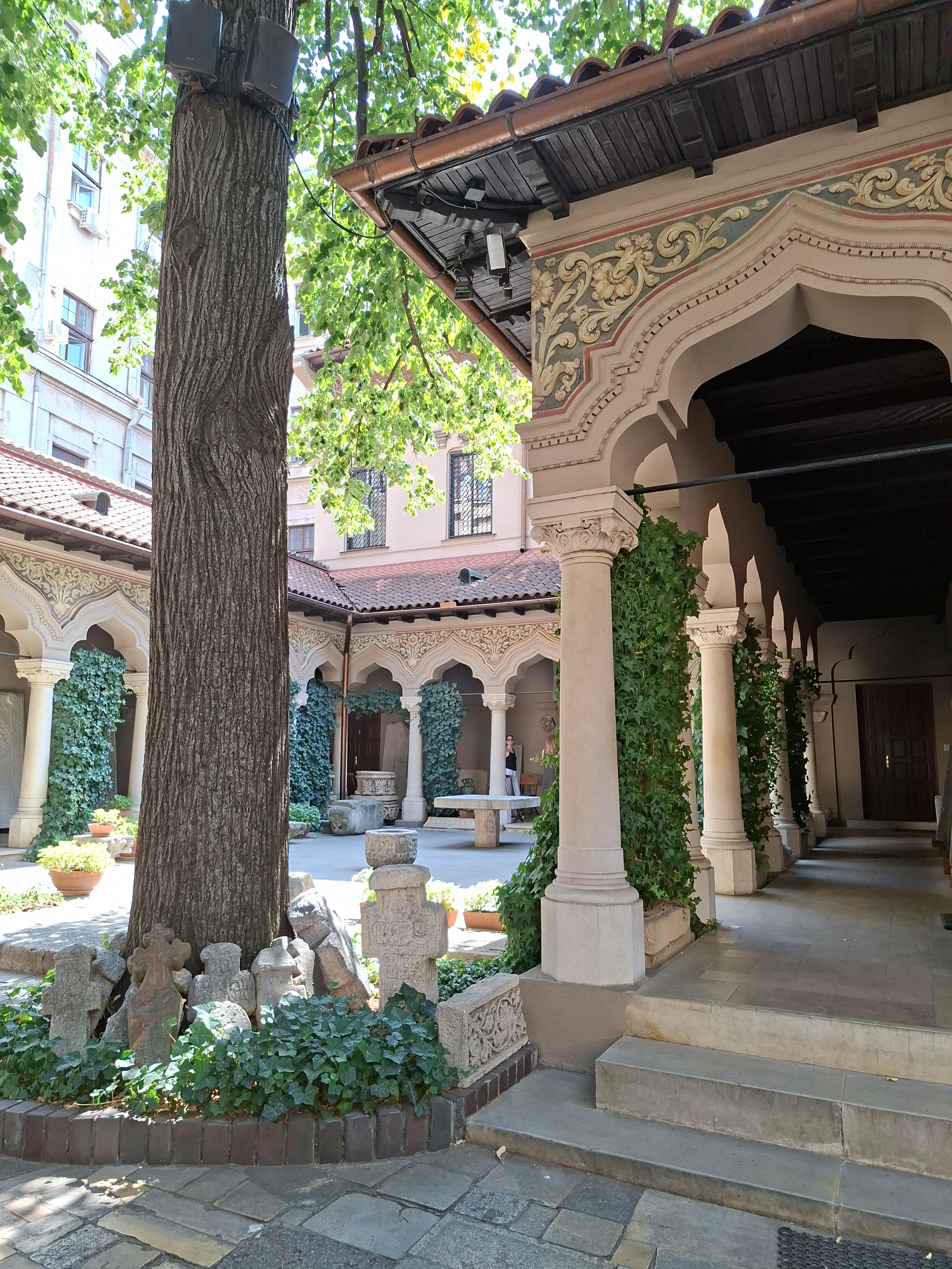 Joueur explorant Bucharest avec Questo