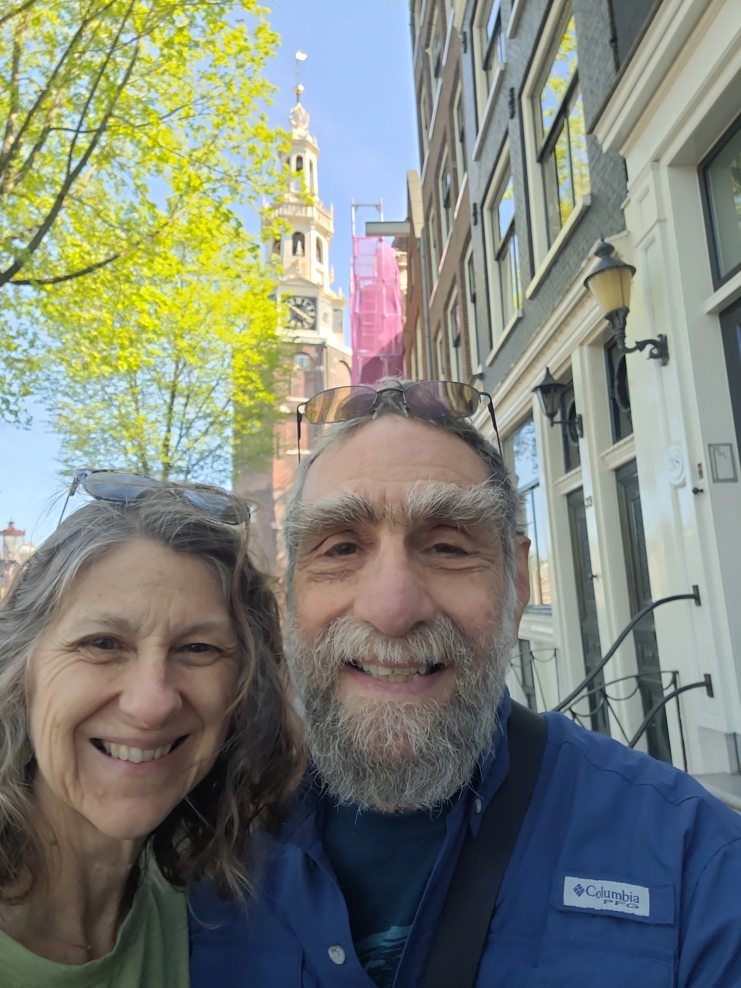 Giocatore esplora Amsterdam con Questo