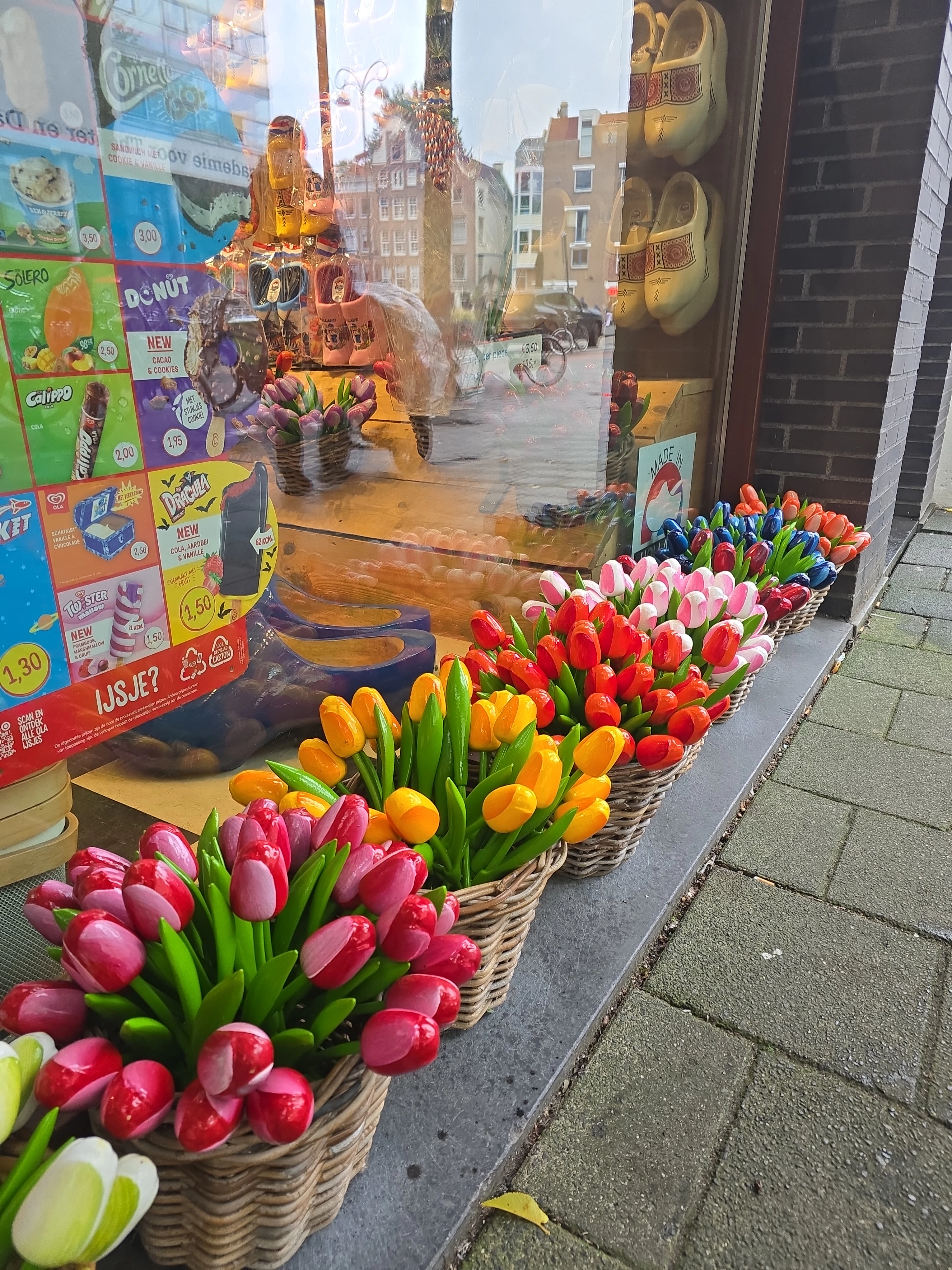 Giocatore esplora Amsterdam con Questo