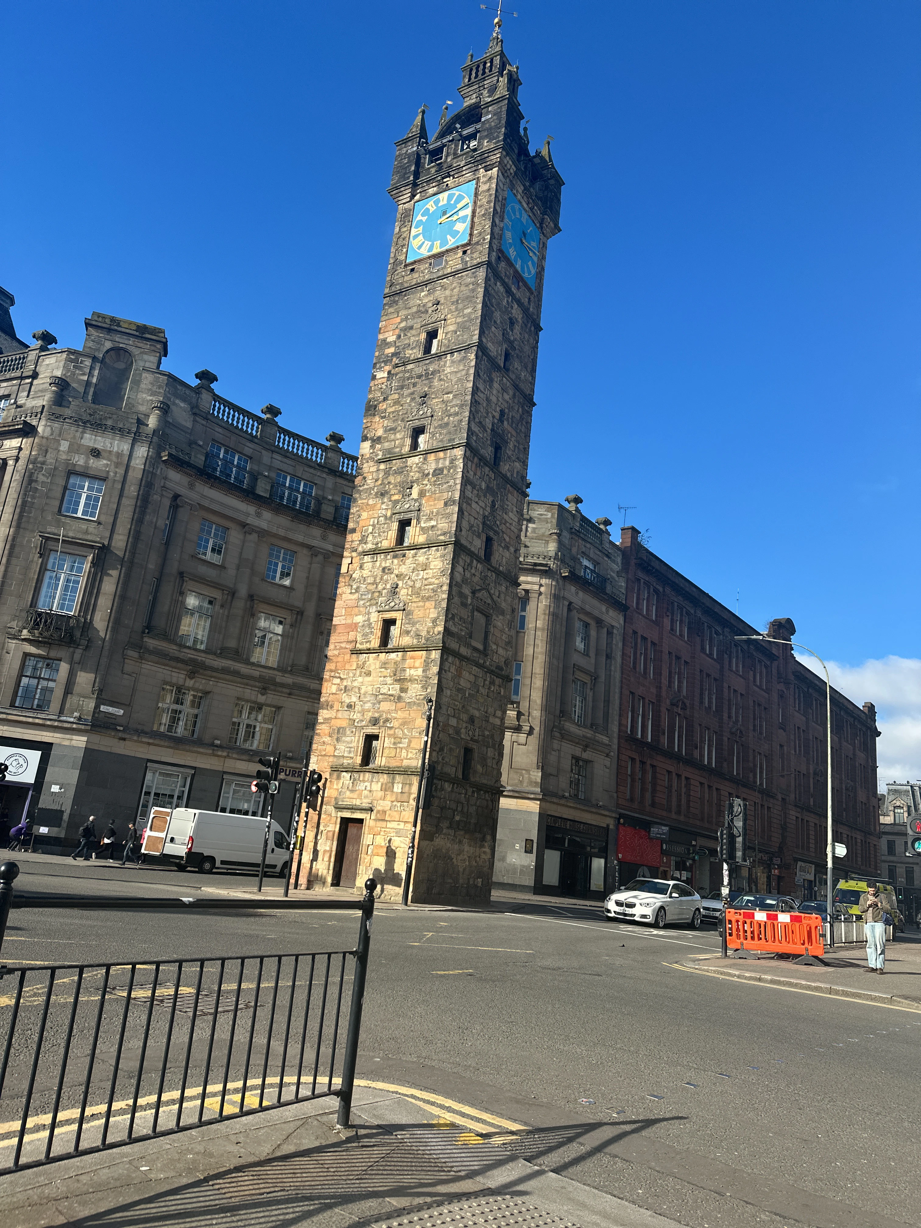 Player exploring Glasgow with Questo