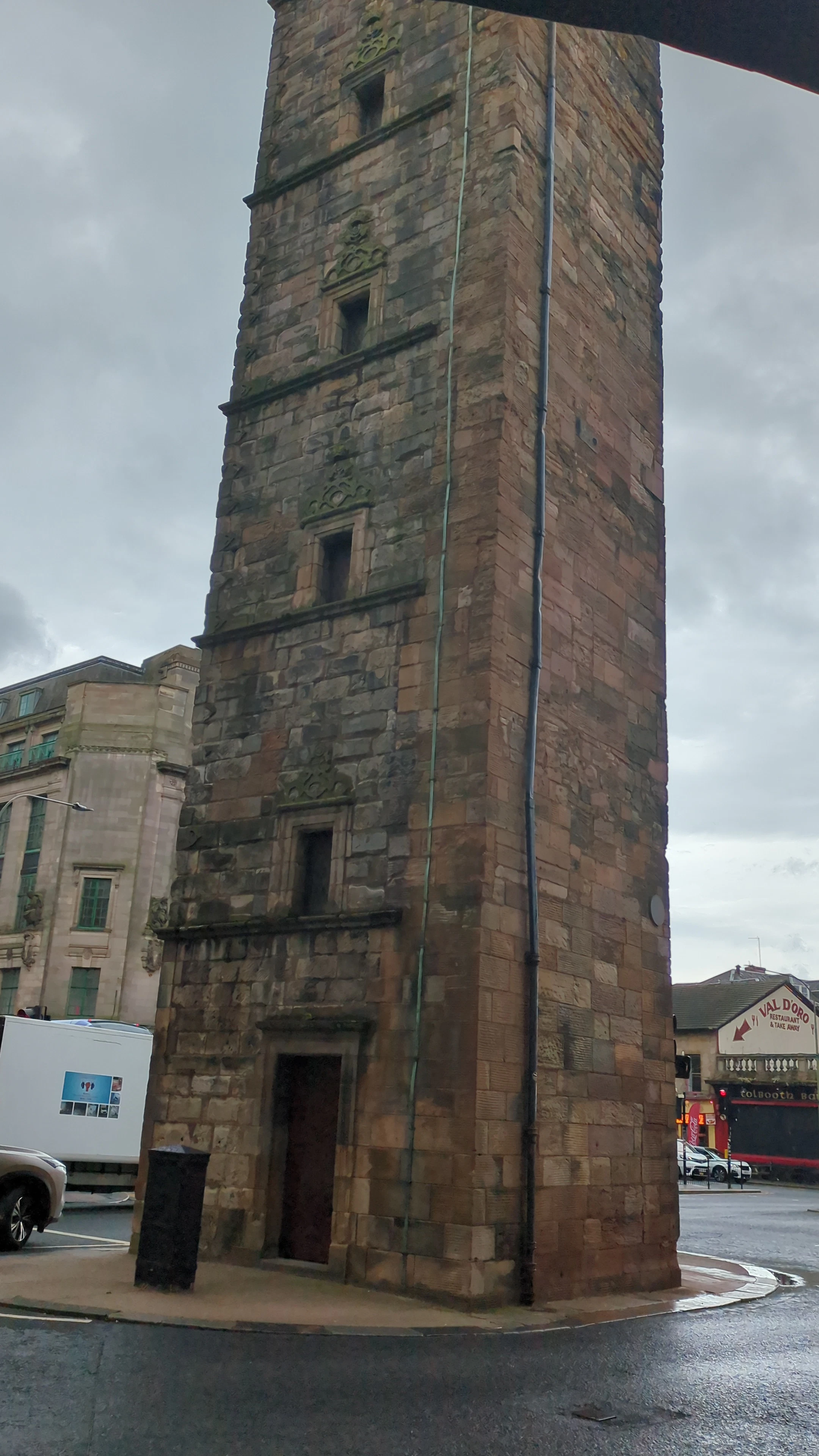 Player exploring Glasgow with Questo