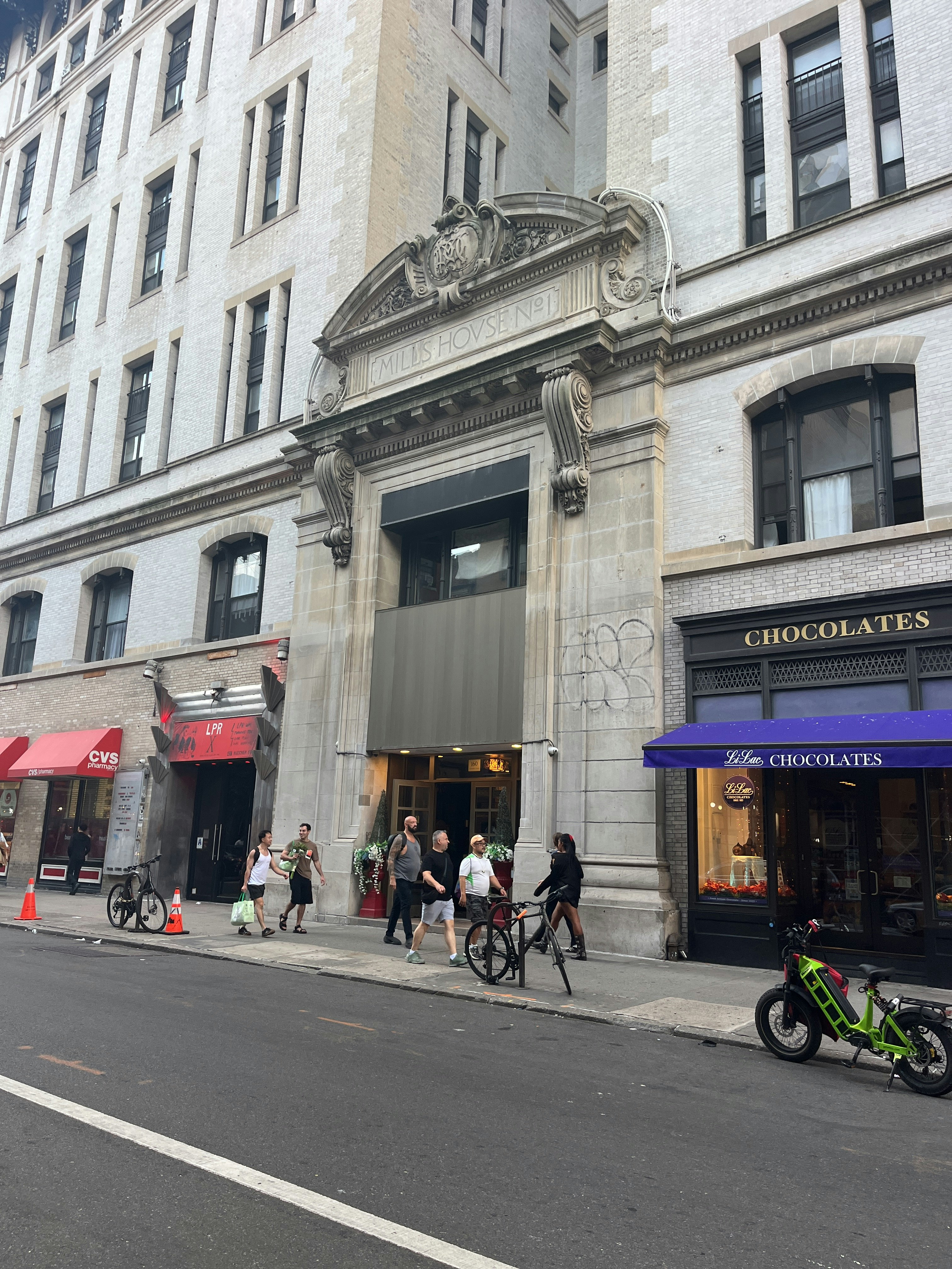 Player photo from Art of Manhattan, New York: Follow Dylan & Streisand walking tour in New York City