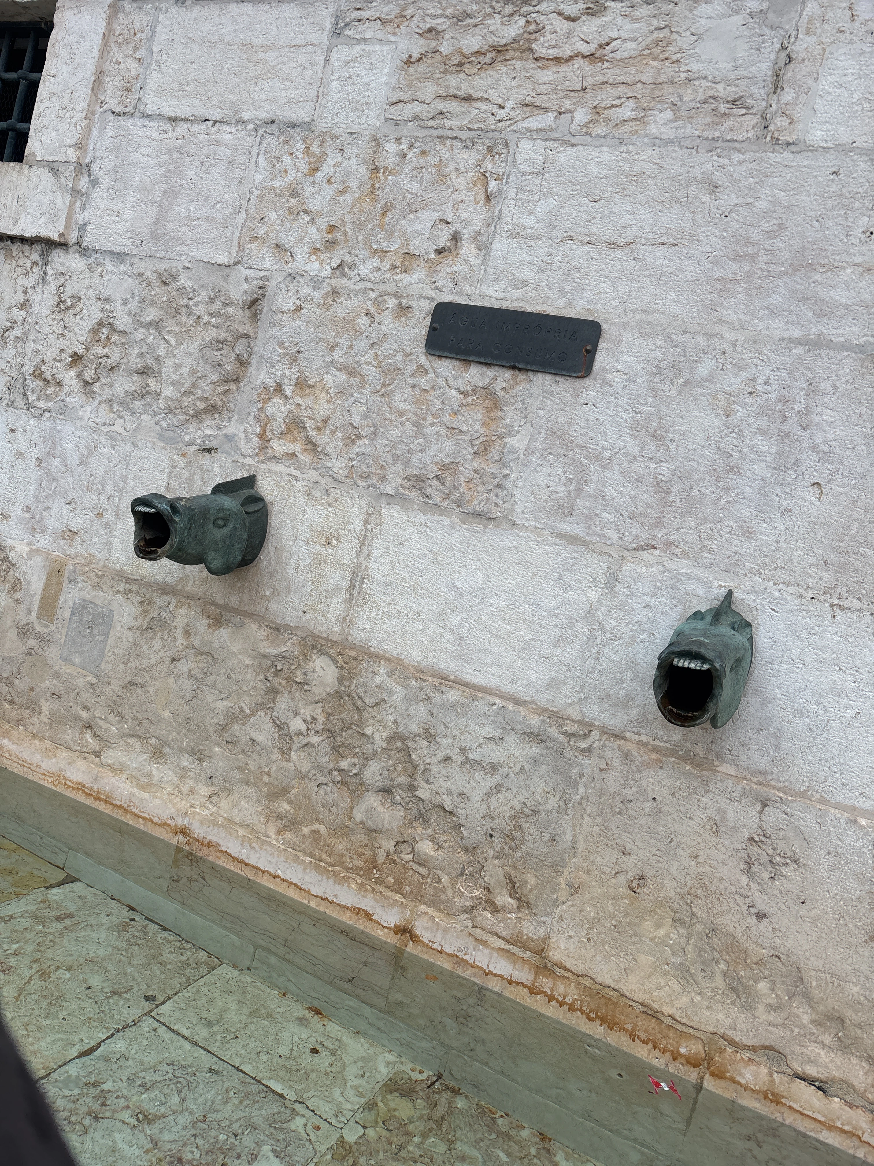 Player exploring Lisbon with Questo