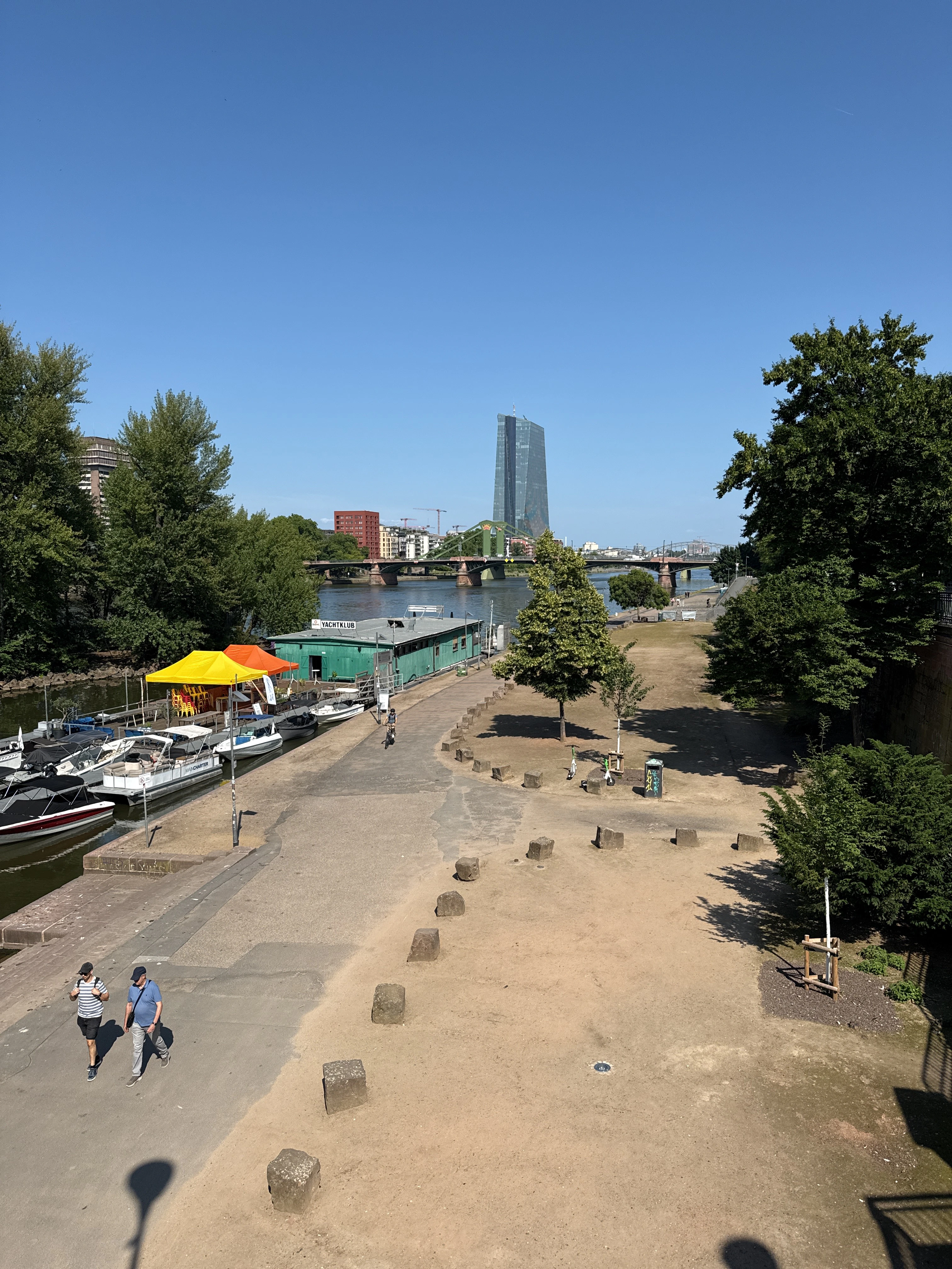 Player exploring Frankfurt with Questo