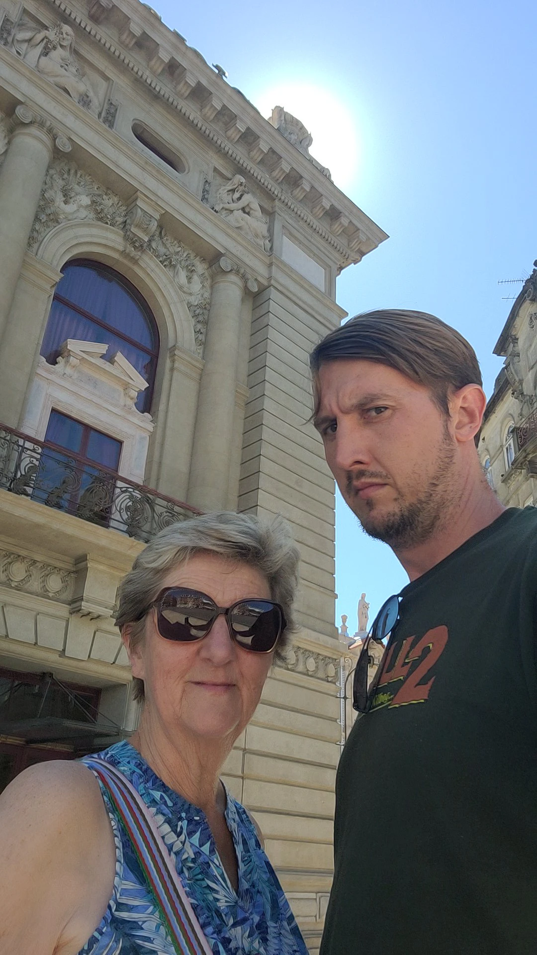 Jugador explorando Porto con Questo