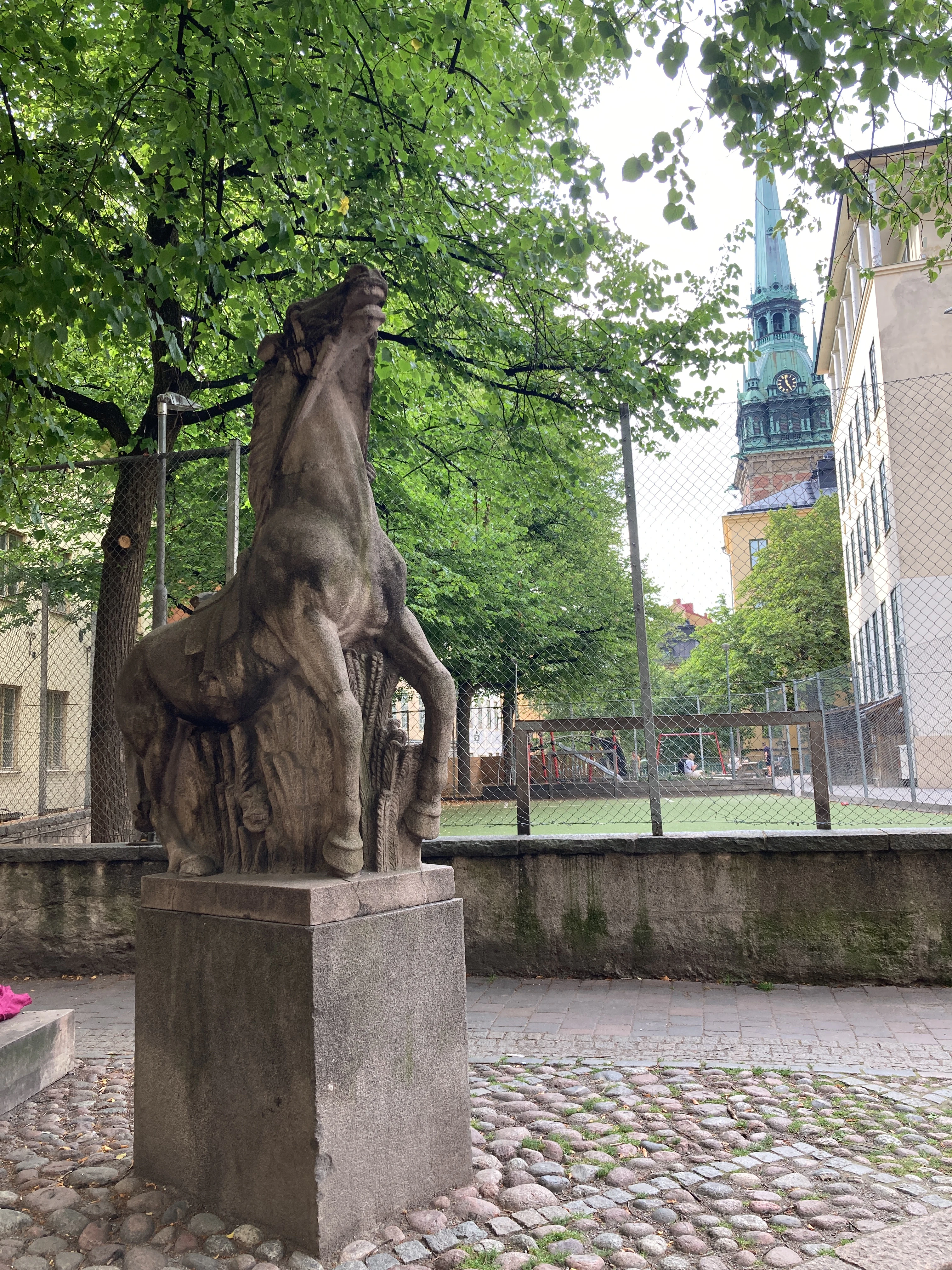 Spieler erkundet Stockholm mit Questo