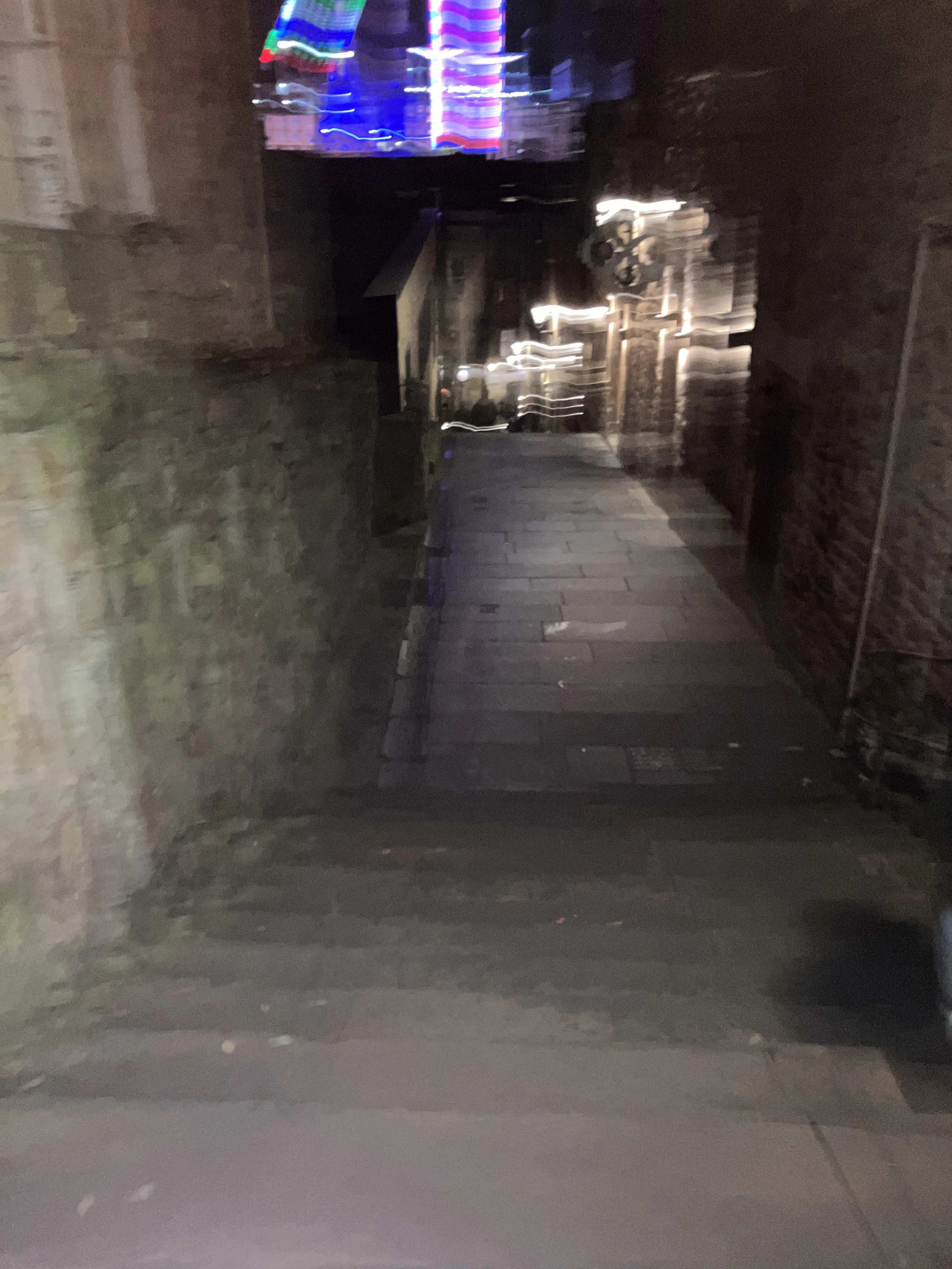 Giocatore esplora Edinburgh con Questo