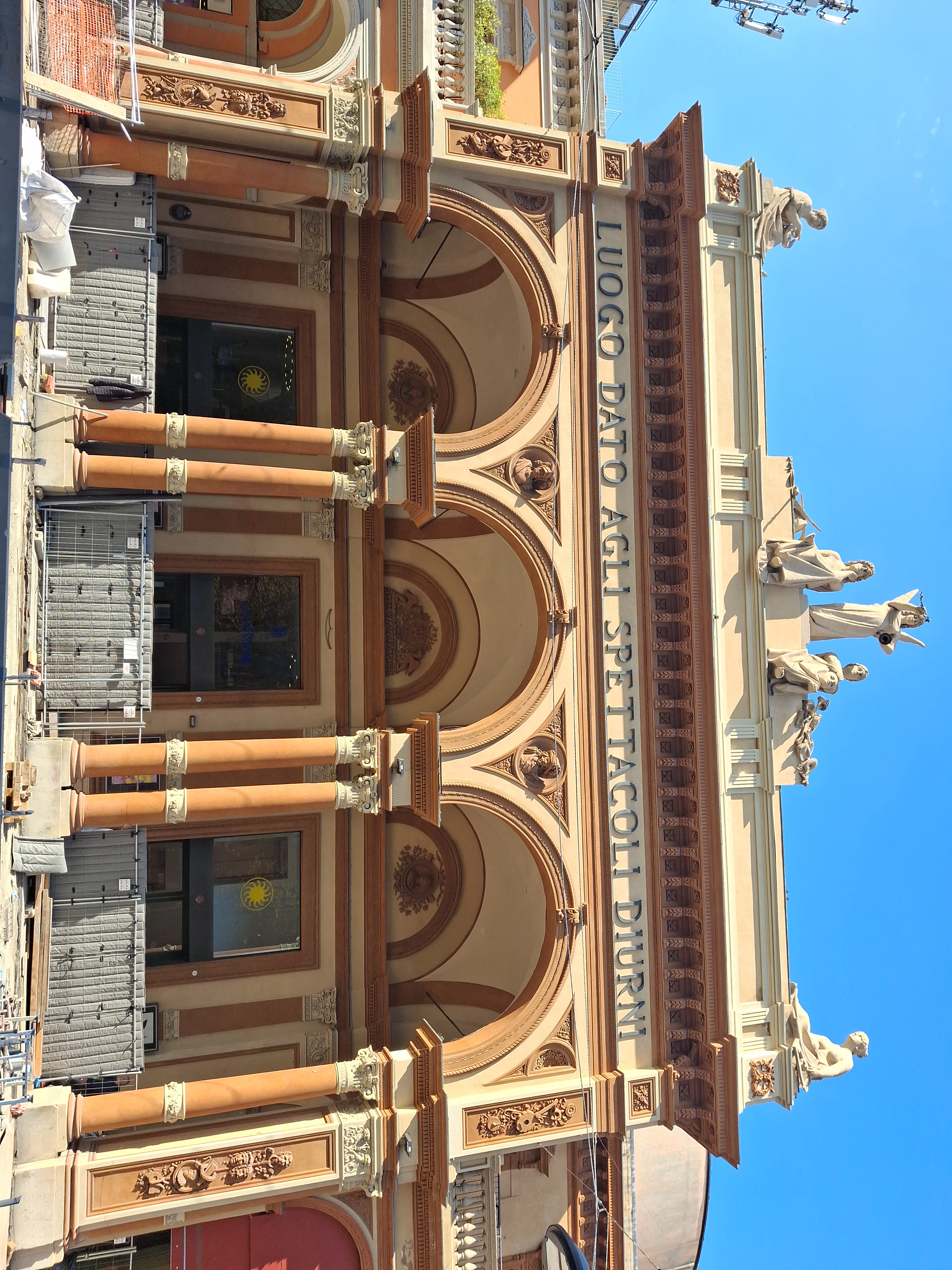 Player exploring Bologna with Questo