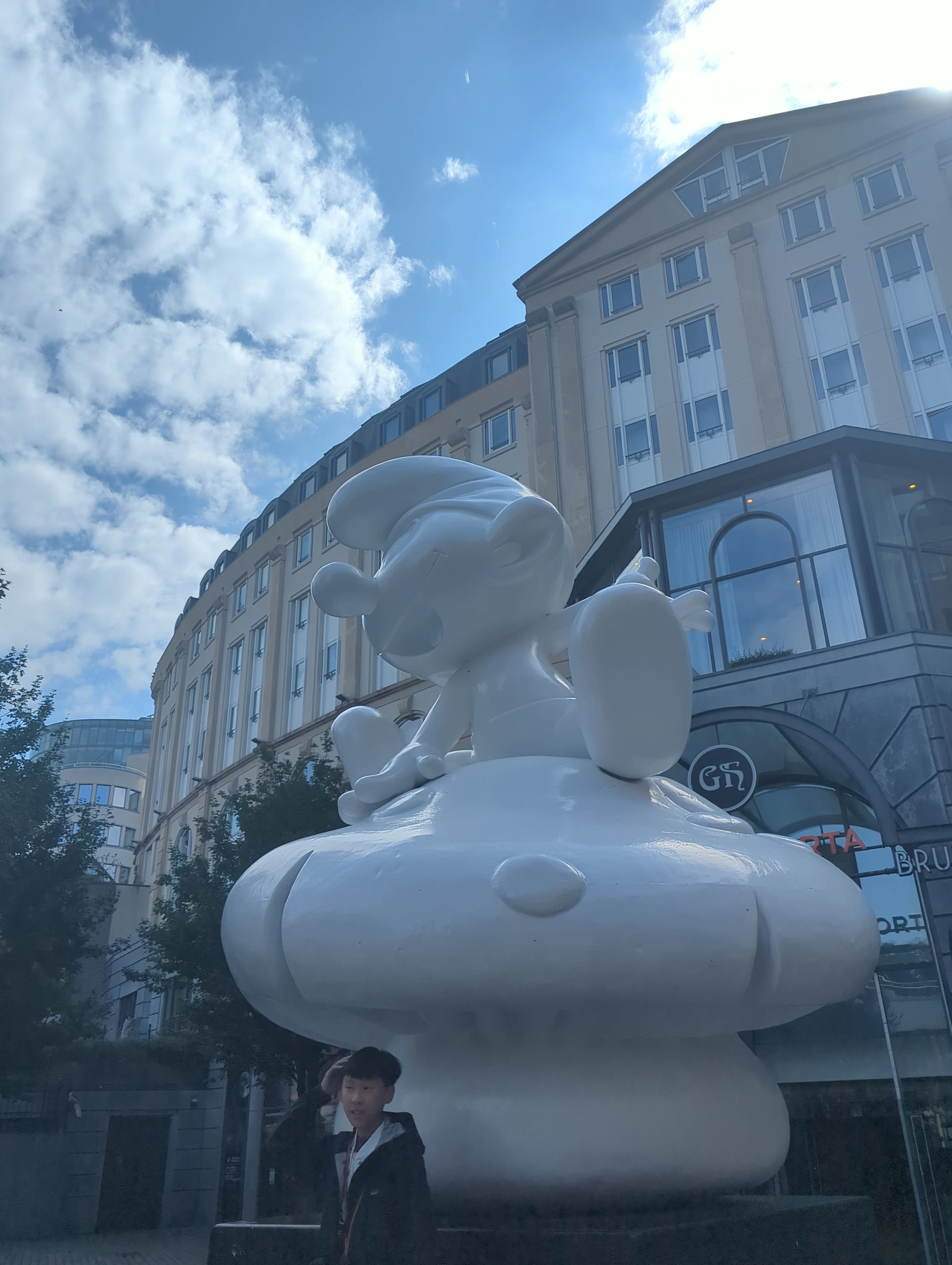 Jugador explorando Brussels con Questo
