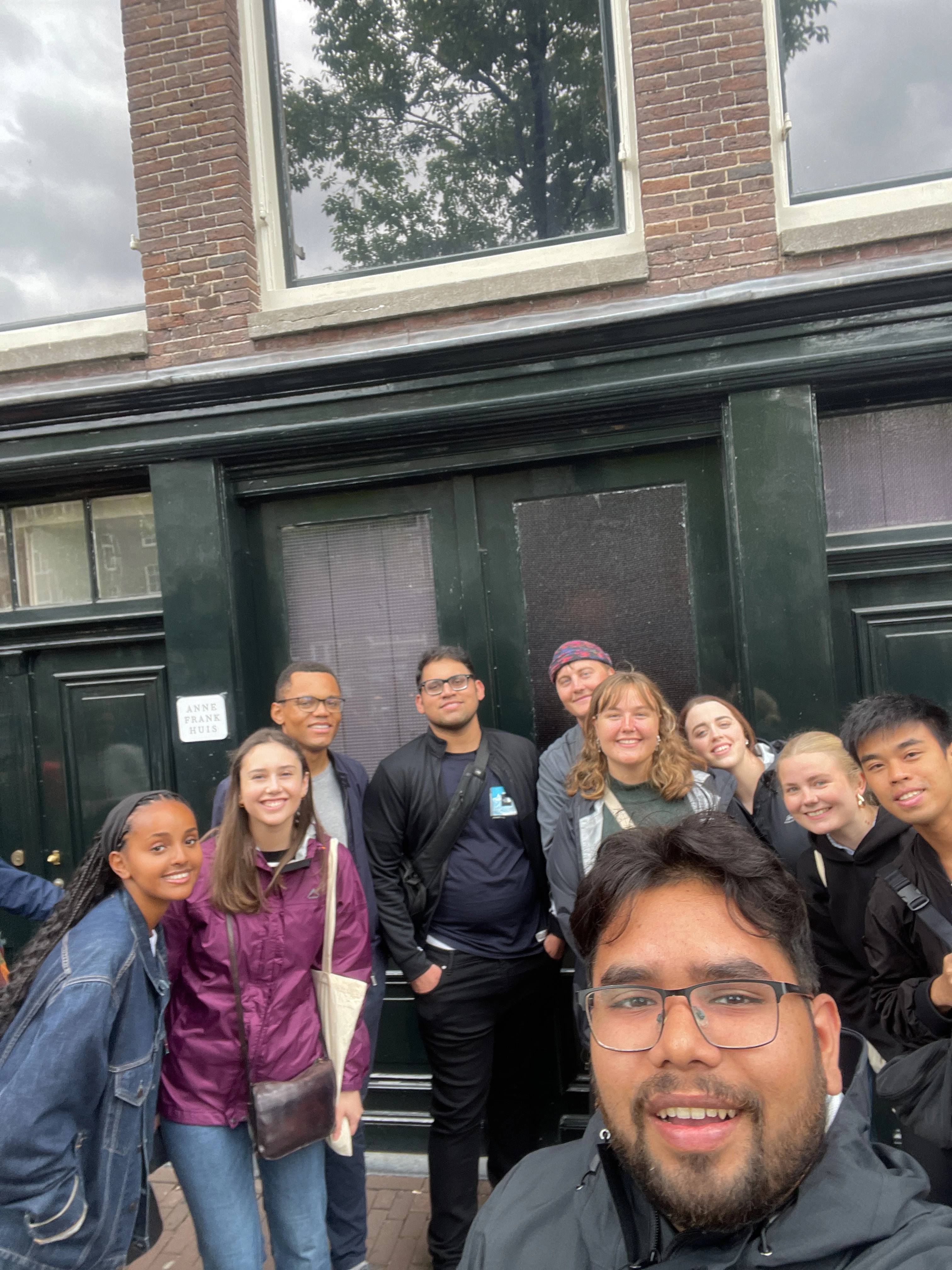 Giocatore esplora Amsterdam con Questo
