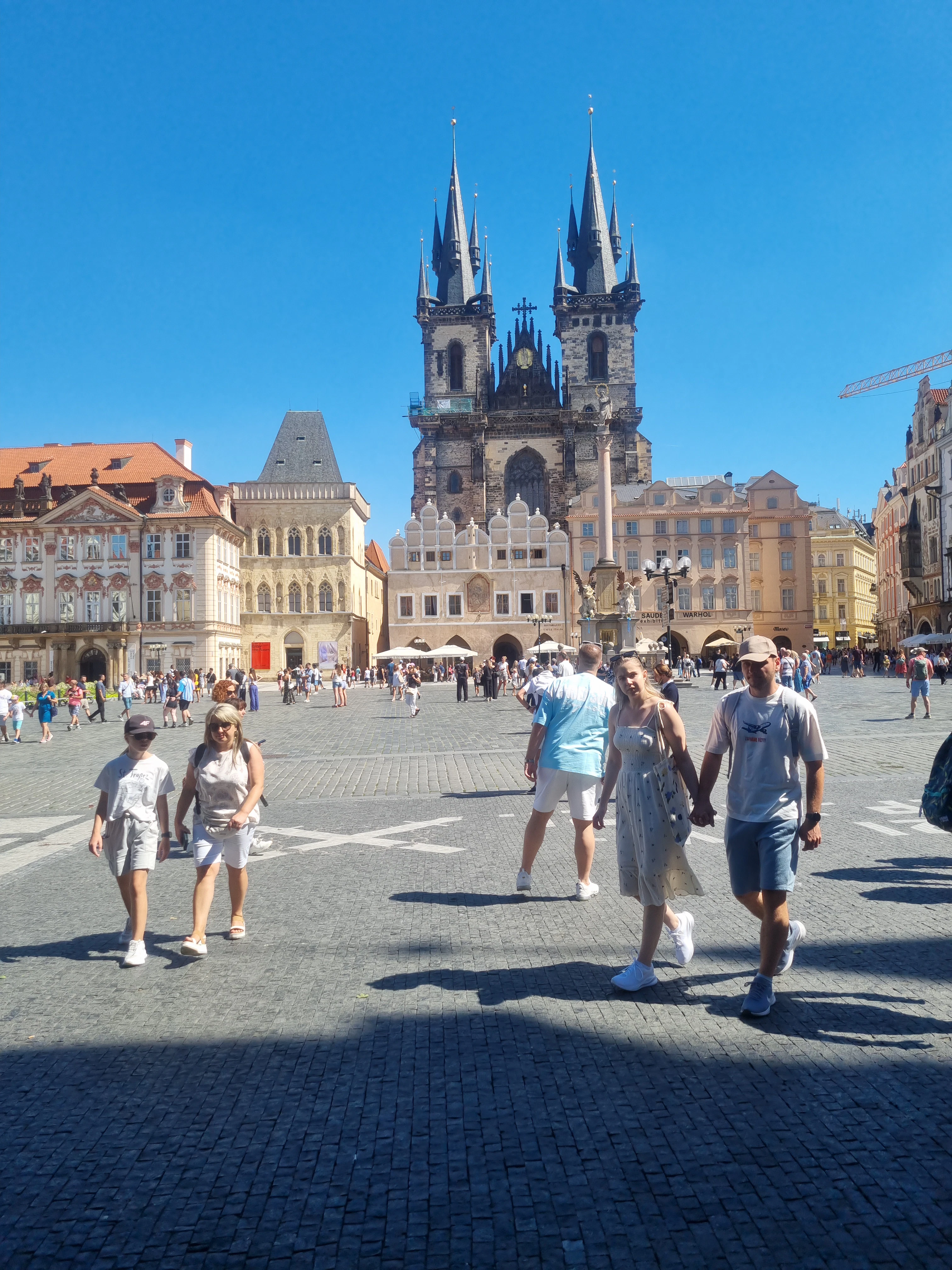 Joueur explorant Prague avec Questo