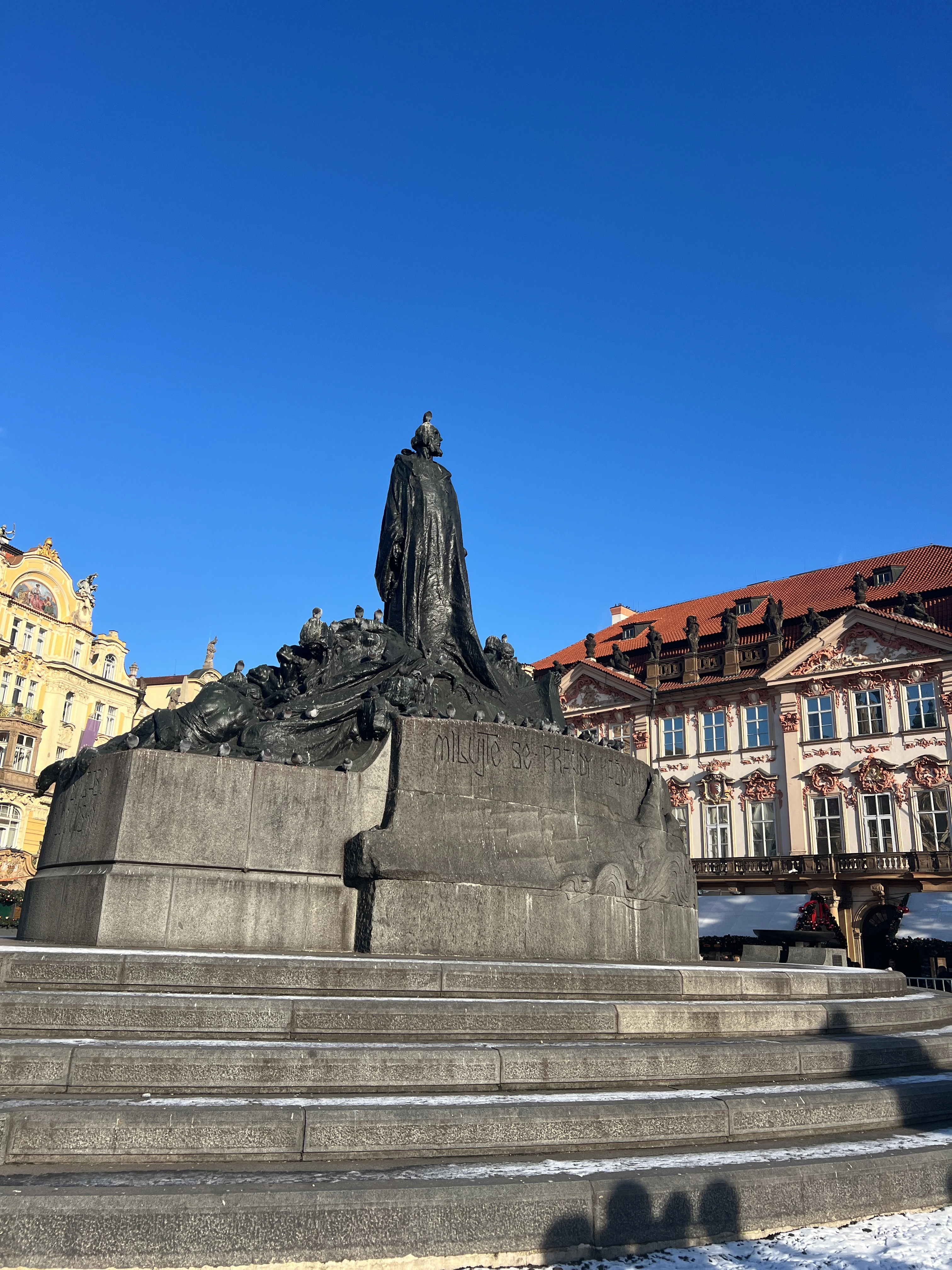 Joueur explorant Prague avec Questo