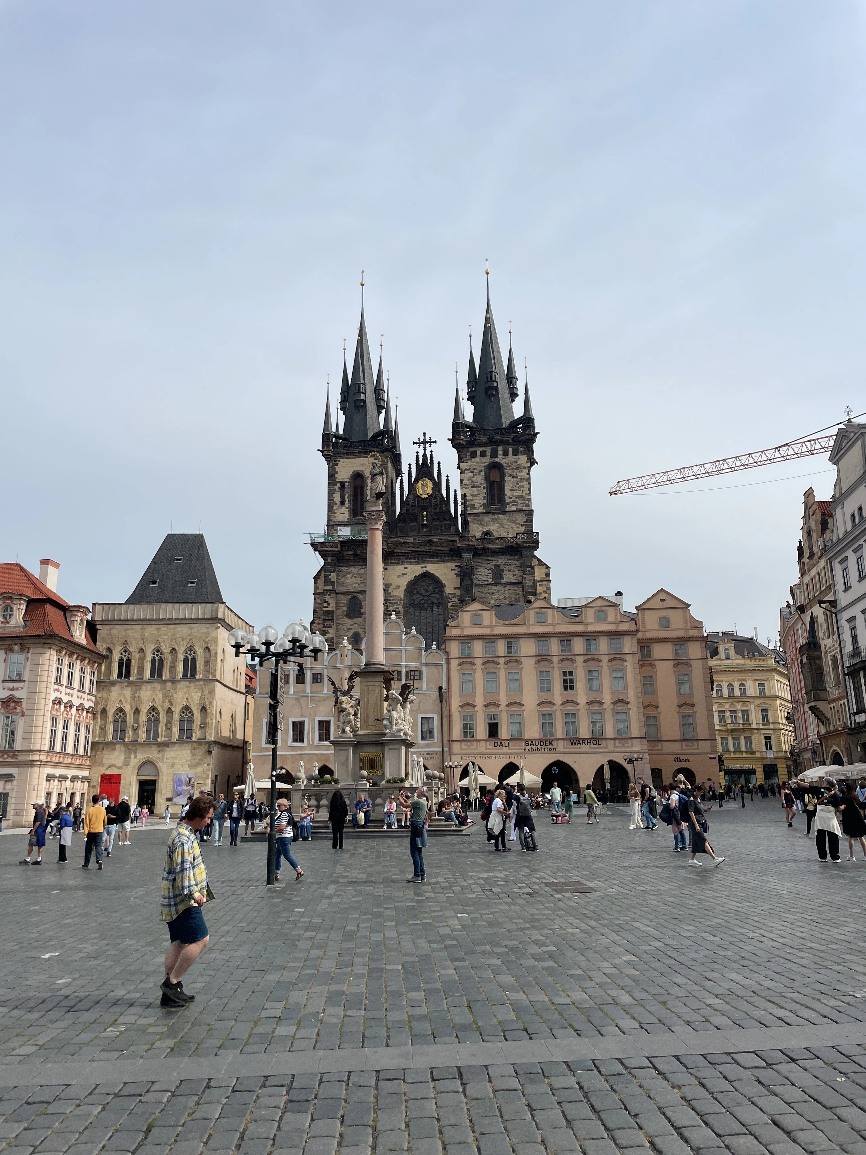 Joueur explorant Prague avec Questo