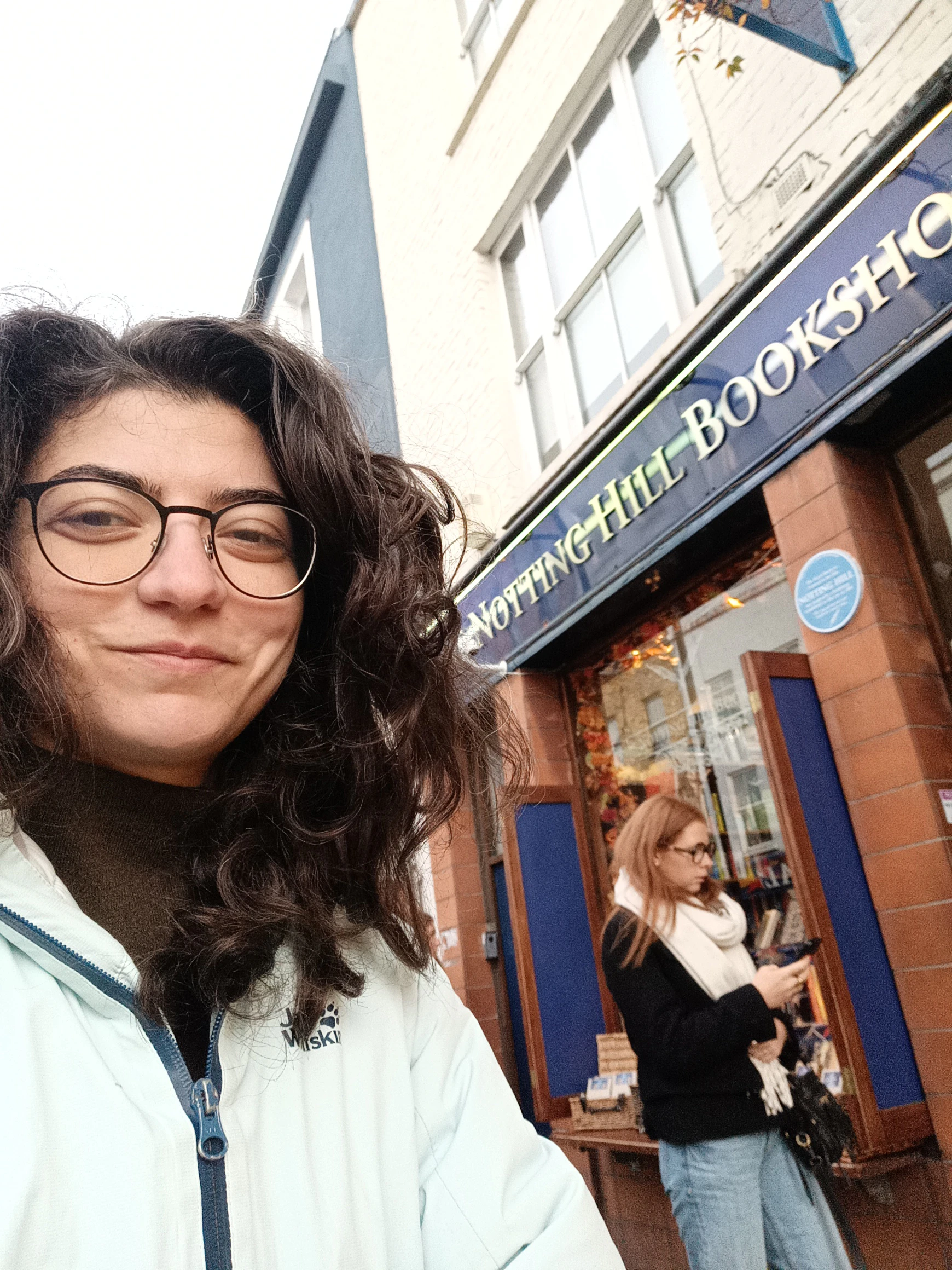 Player exploring London with Questo