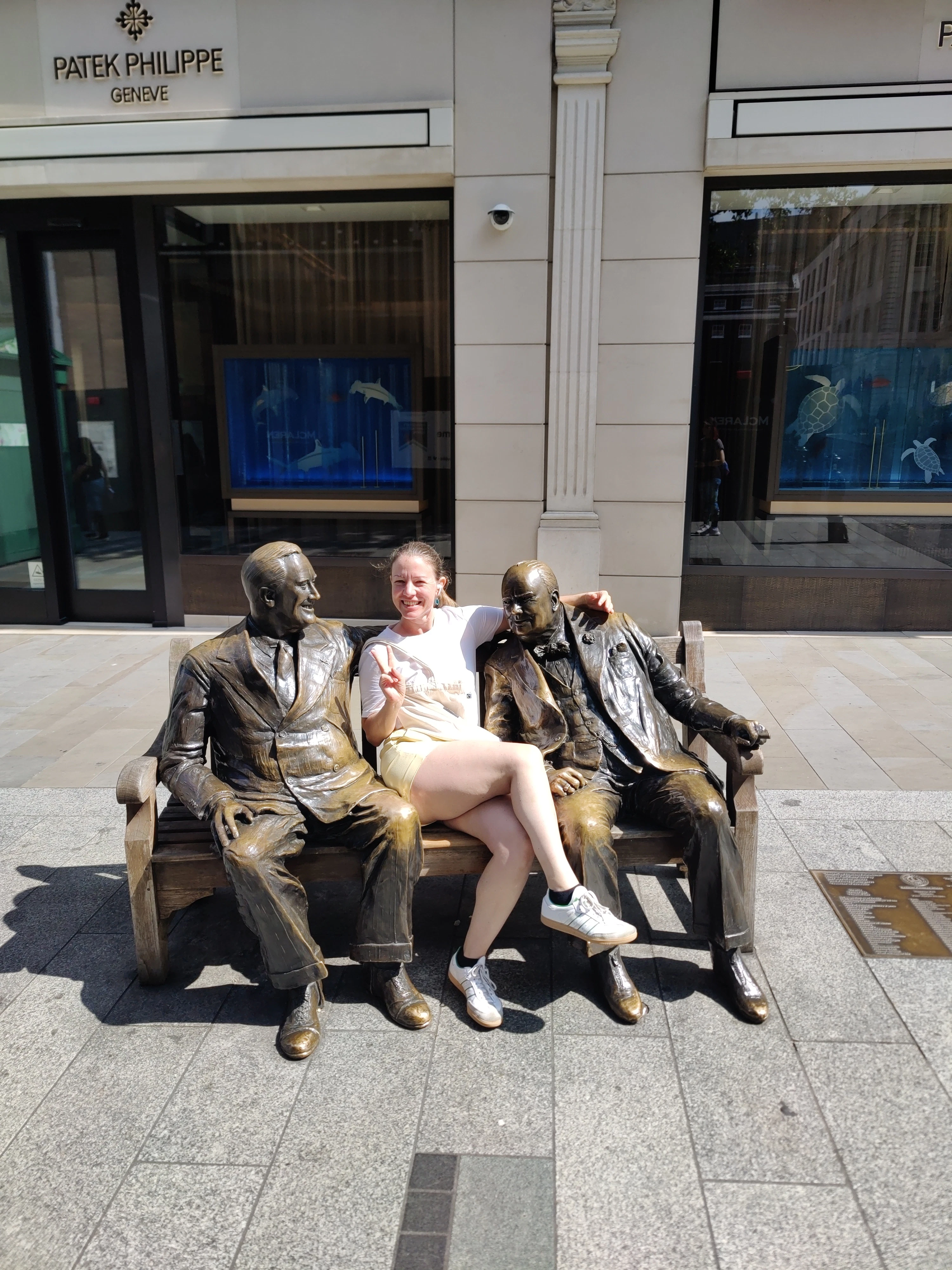Player exploring London with Questo