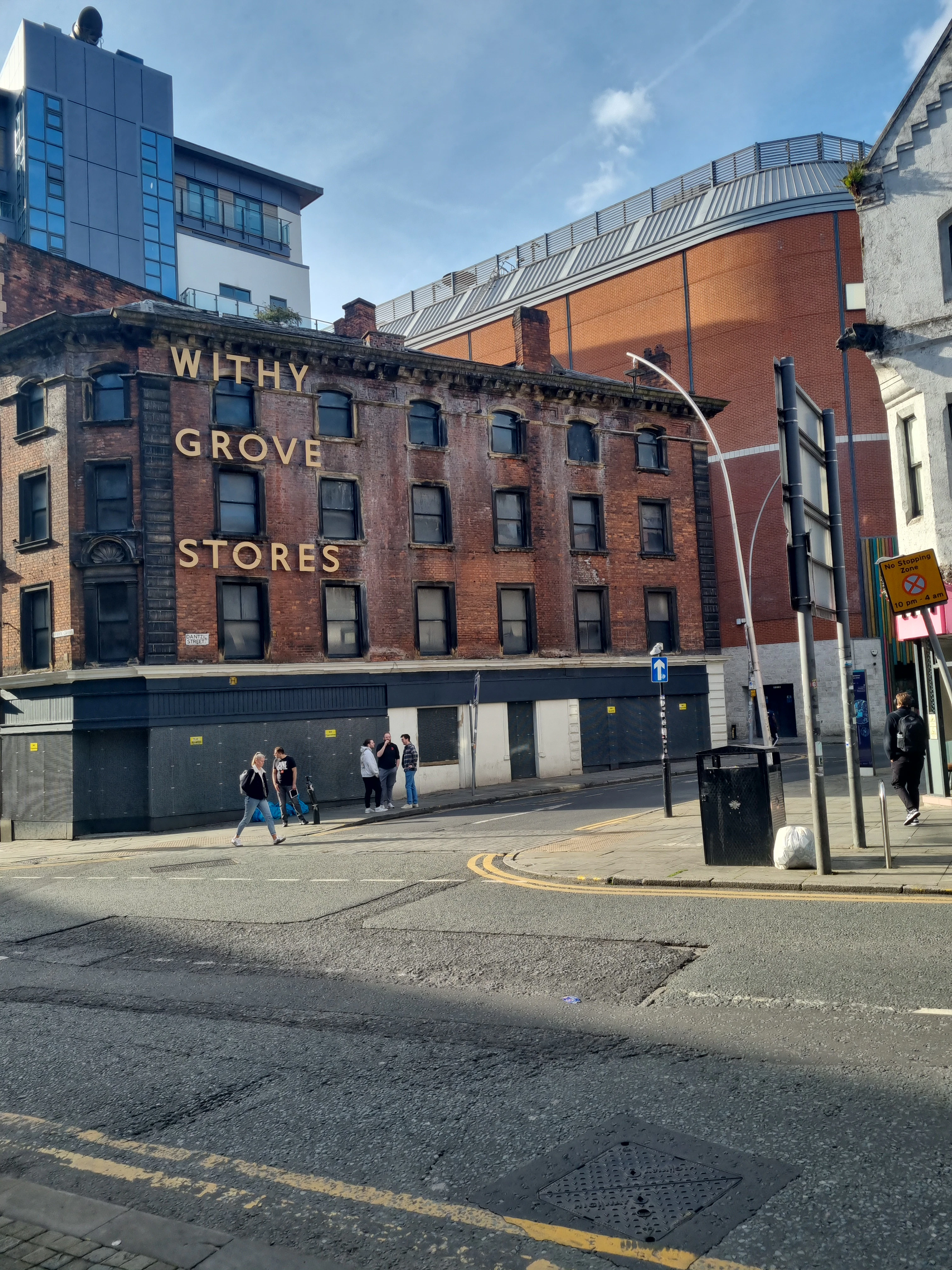 Giocatore esplora Manchester, UK con Questo
