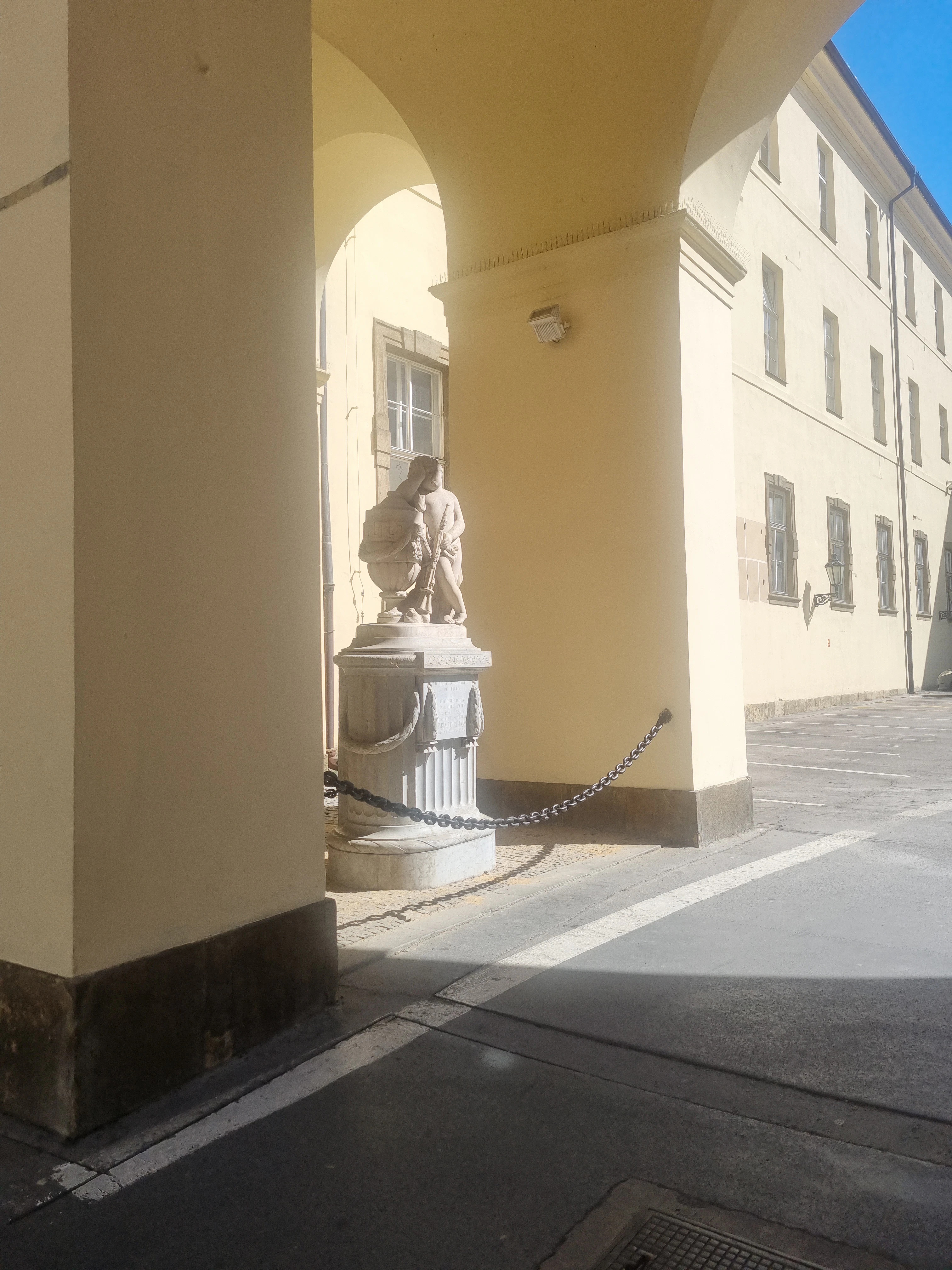 Joueur explorant Prague avec Questo