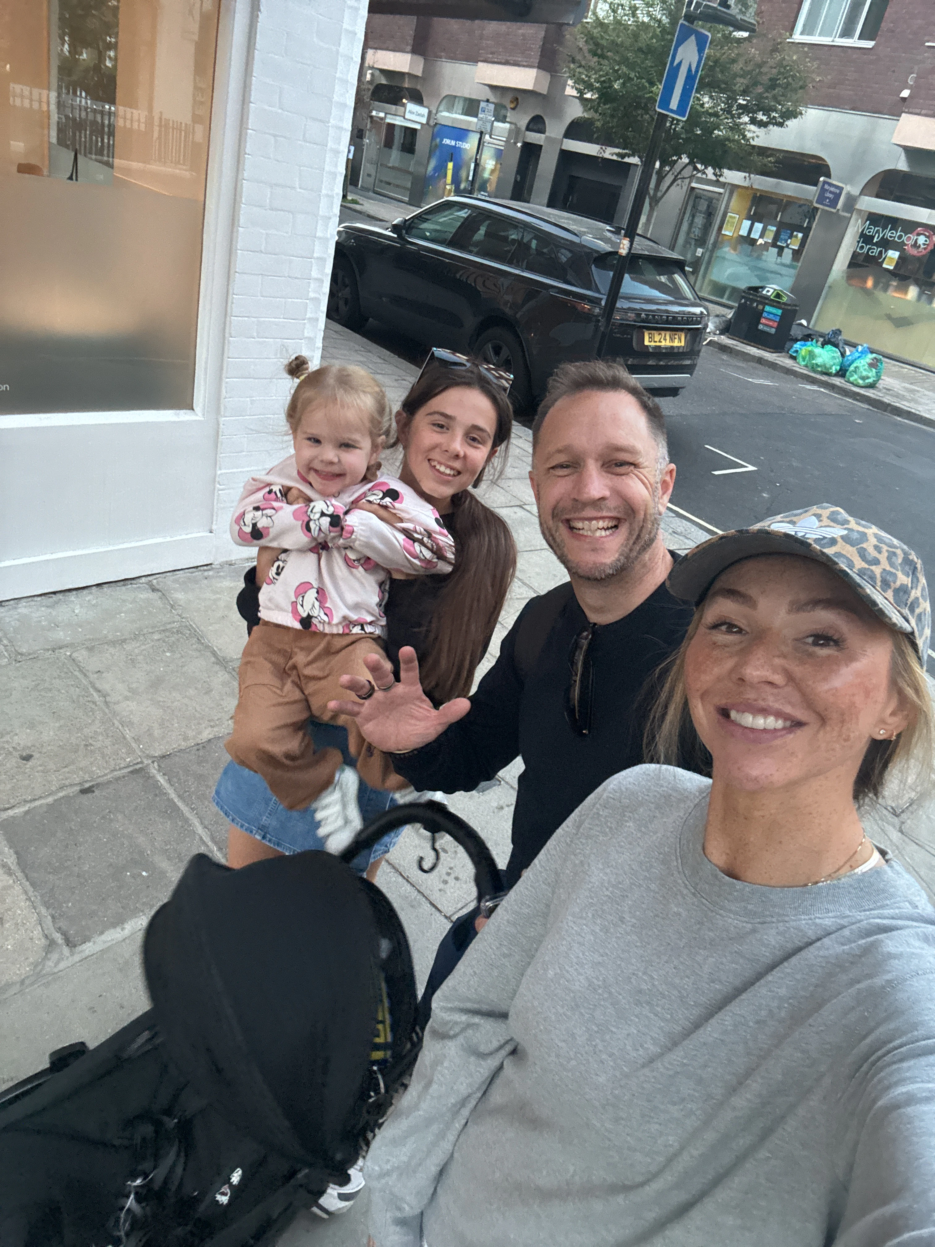 Player exploring London with Questo