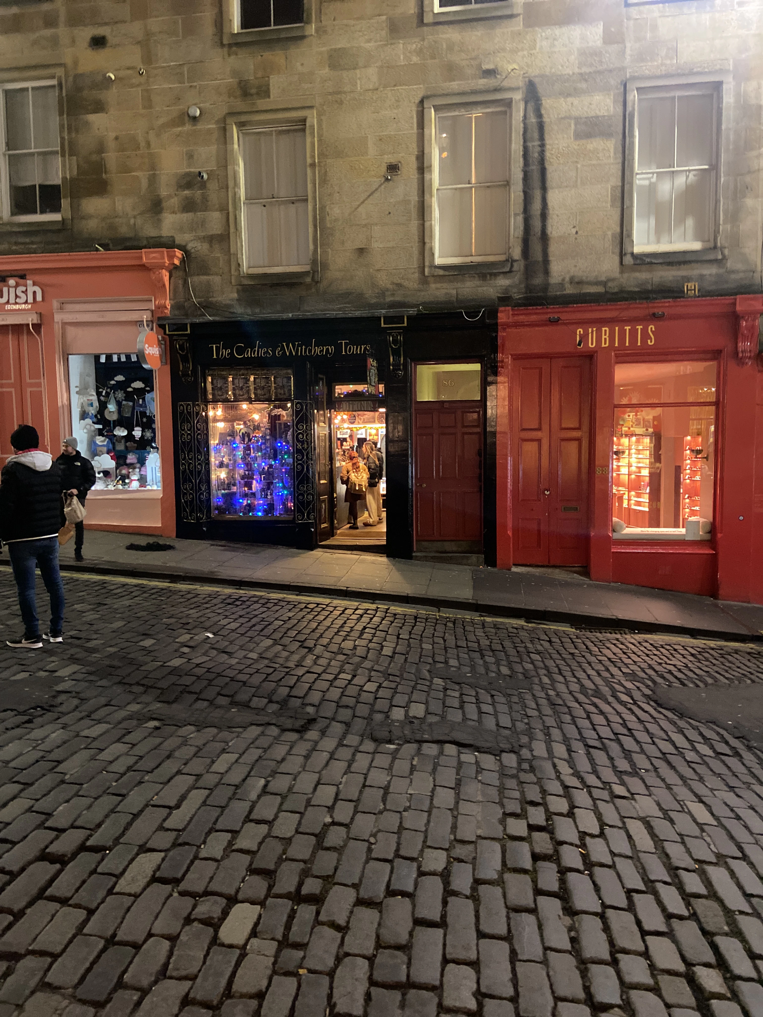 Giocatore esplora Edinburgh con Questo