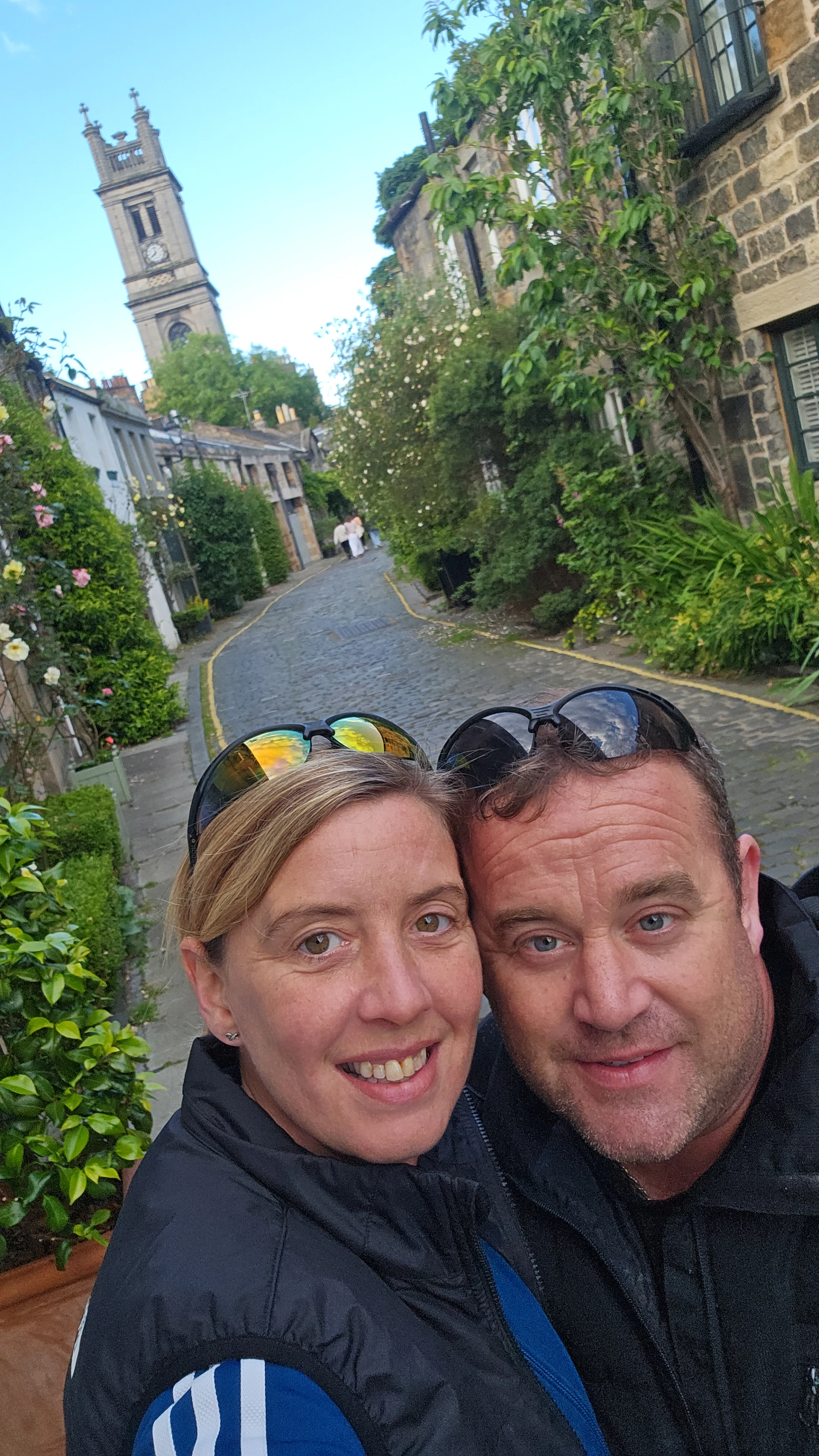 Giocatore esplora Edinburgh con Questo