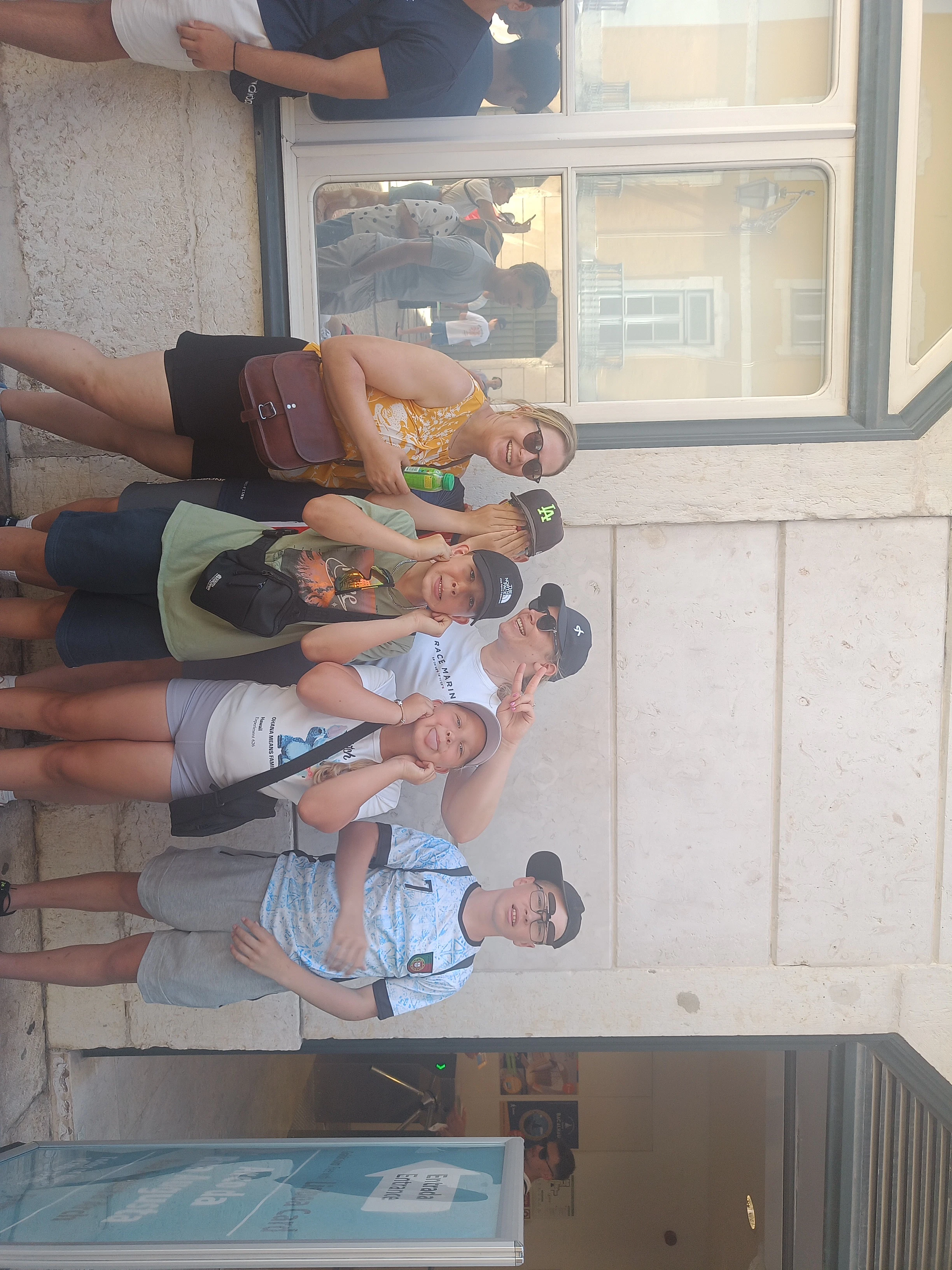 Player exploring Lisbon with Questo