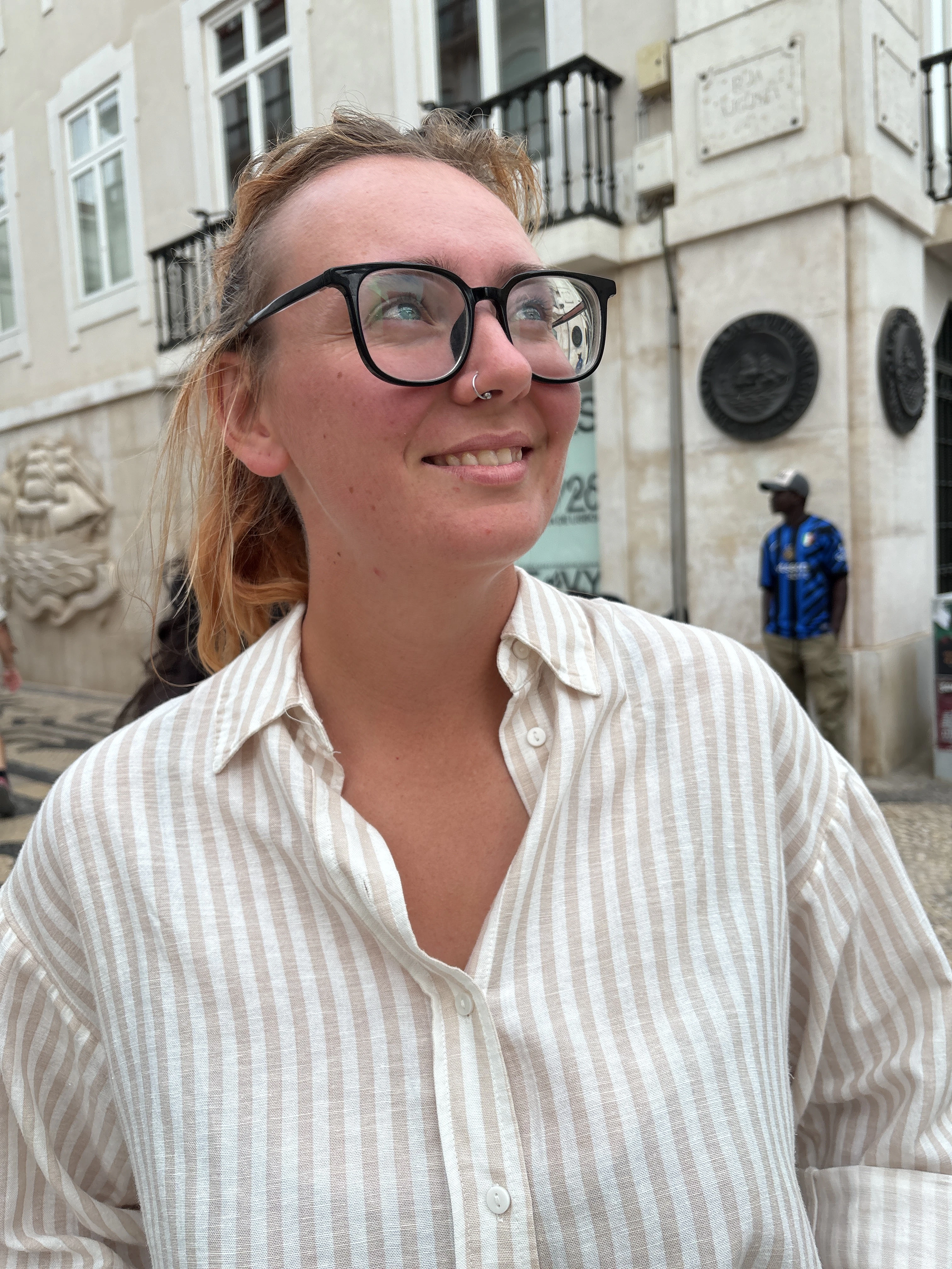 Player exploring Lisbon with Questo