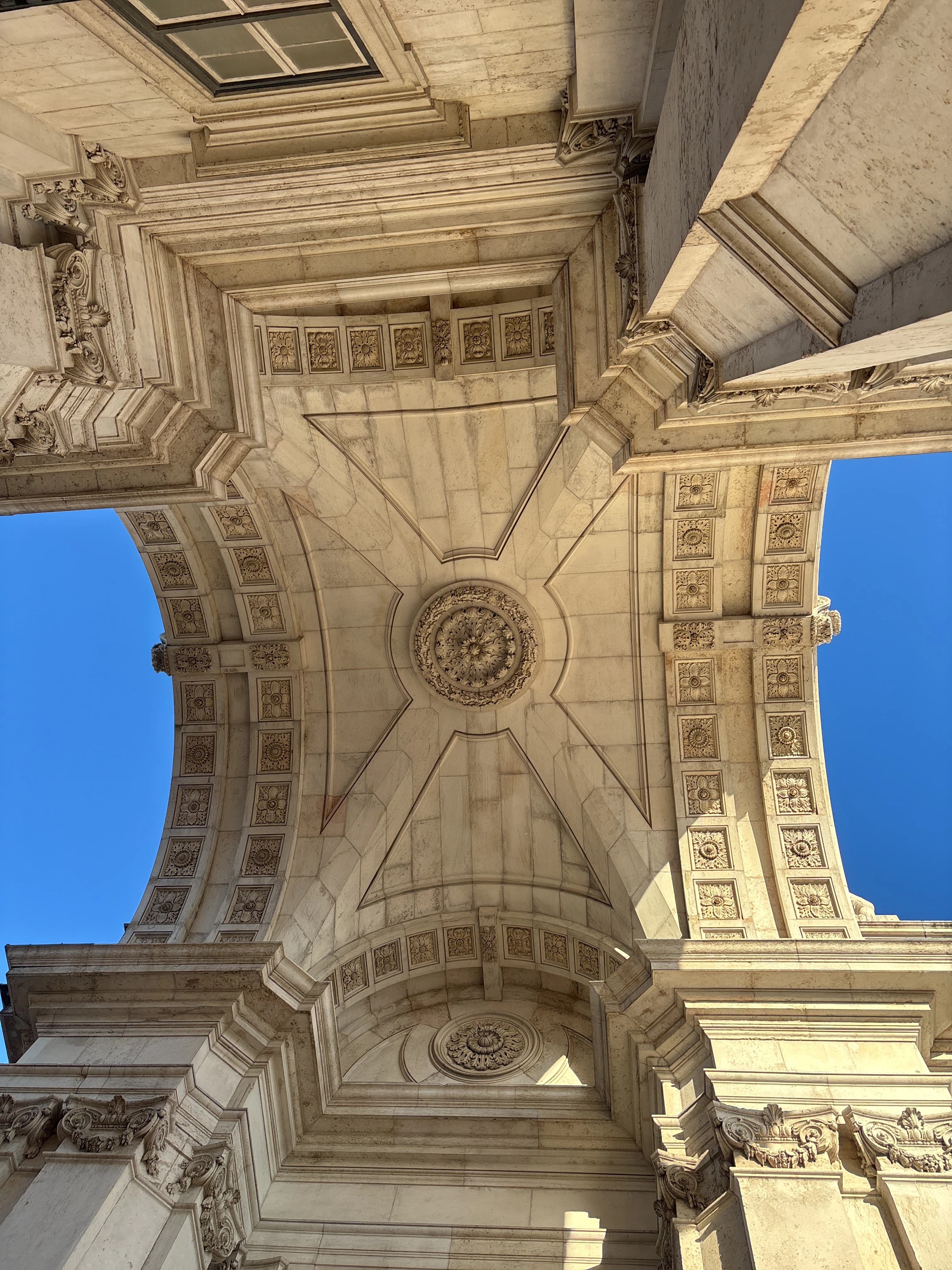 Player exploring Lisbon with Questo