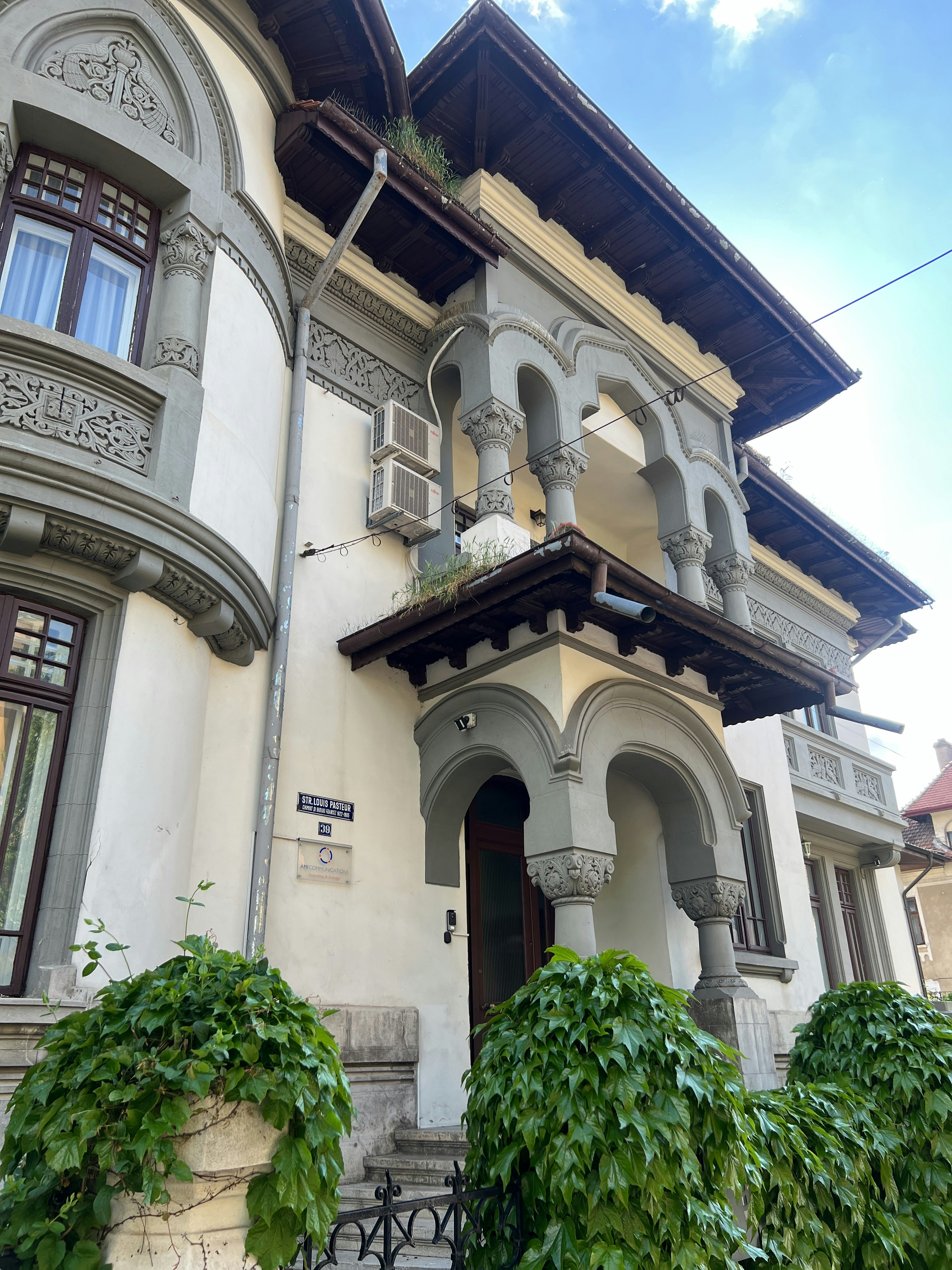 Player photo from Romantic Cotroceni: Run Away With Me in Bucharest walking tour in Bucharest