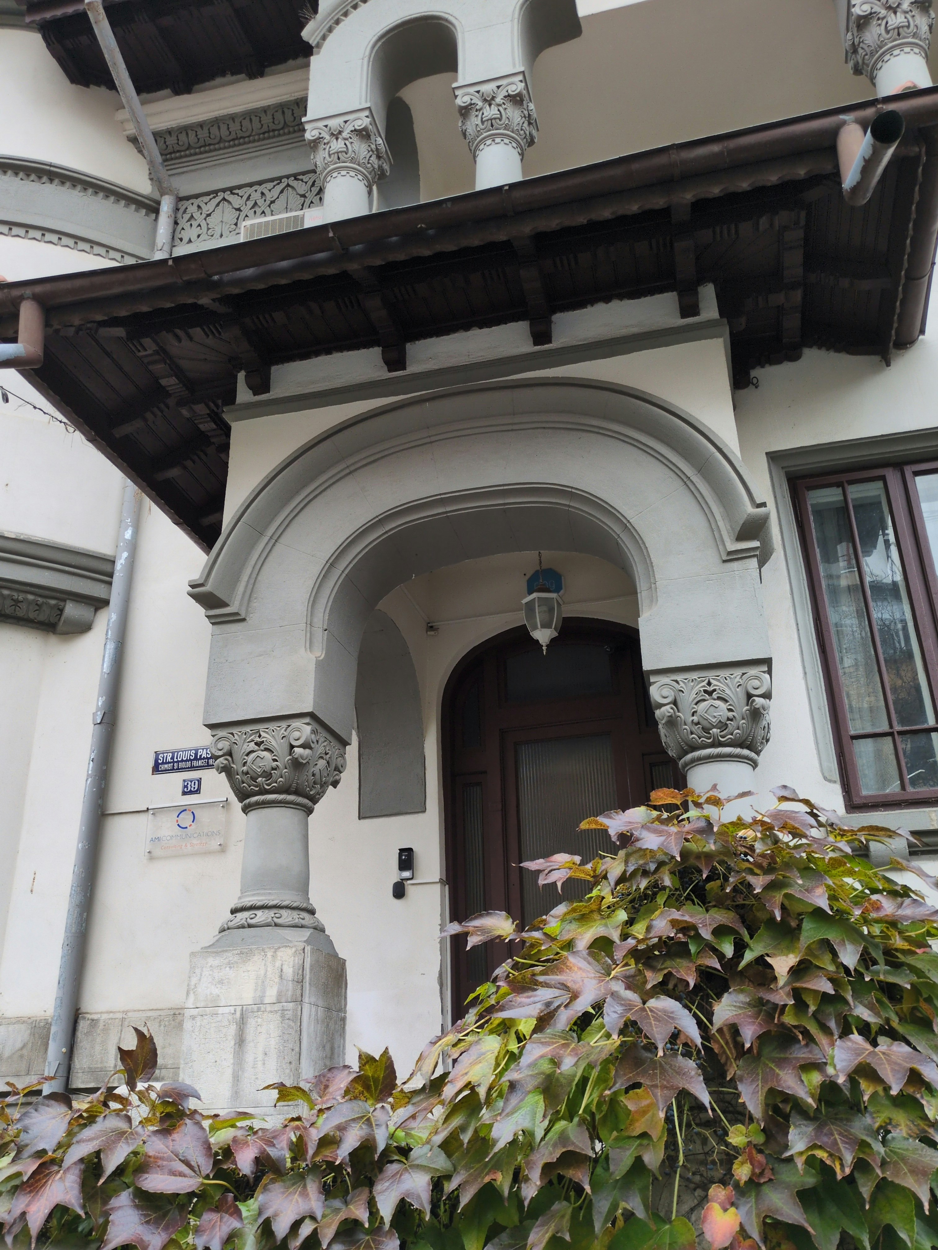 Player photo from Romantic Cotroceni: Run Away With Me in Bucharest walking tour in Bucharest