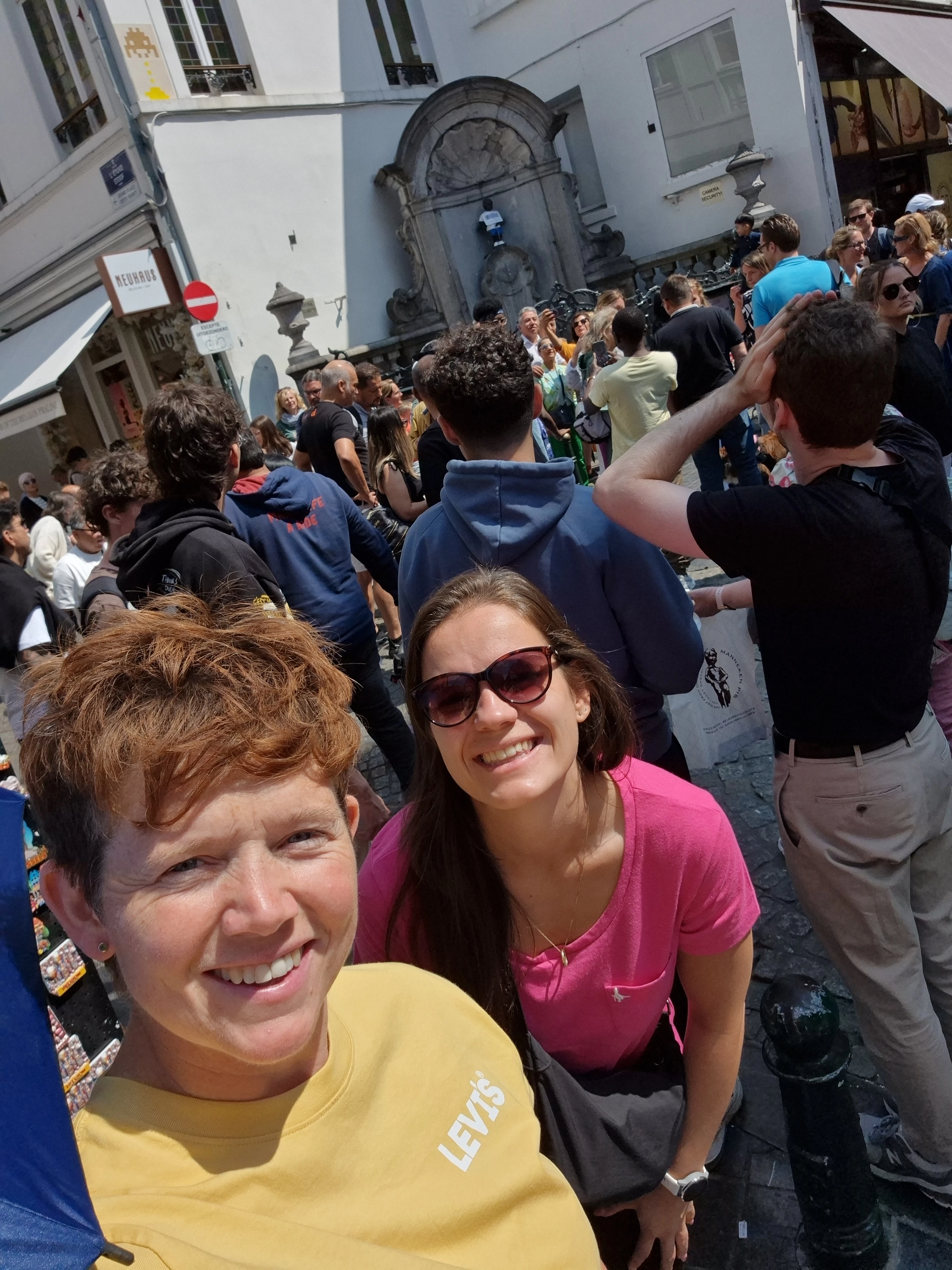 Jugador explorando Brussels con Questo