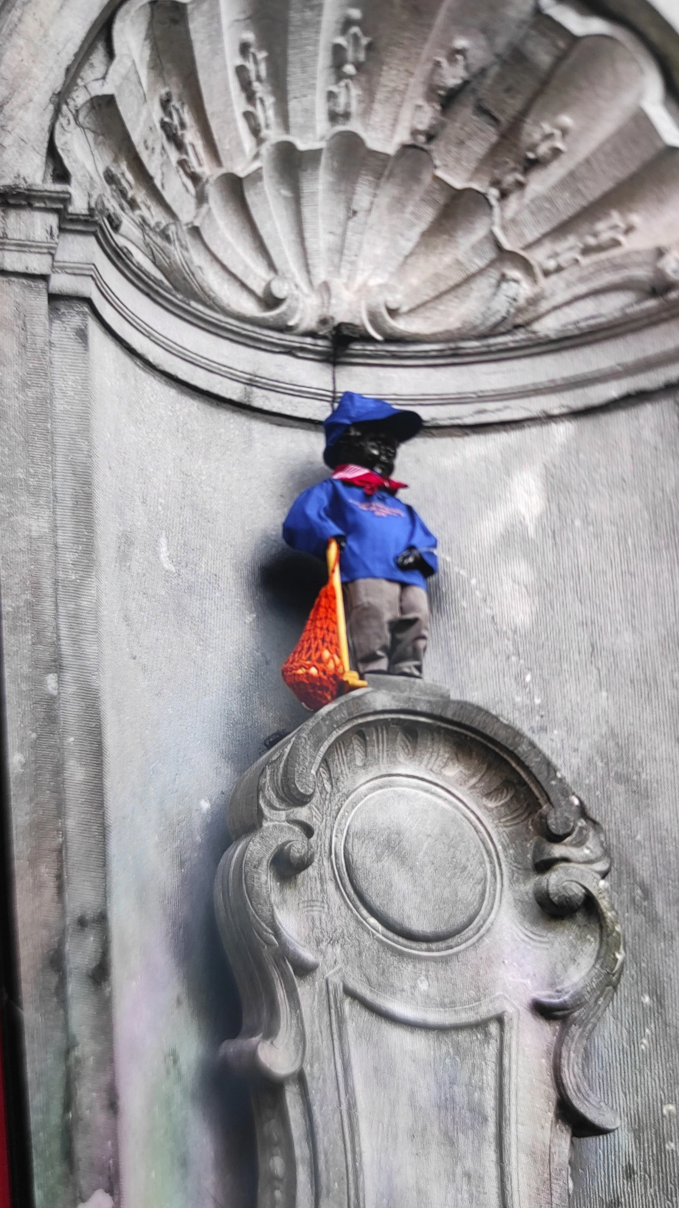Jugador explorando Brussels con Questo