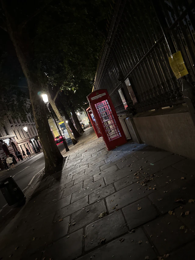 Player photo from Elle Silver & the Merchant Explorer: St Paul's and Temple, London