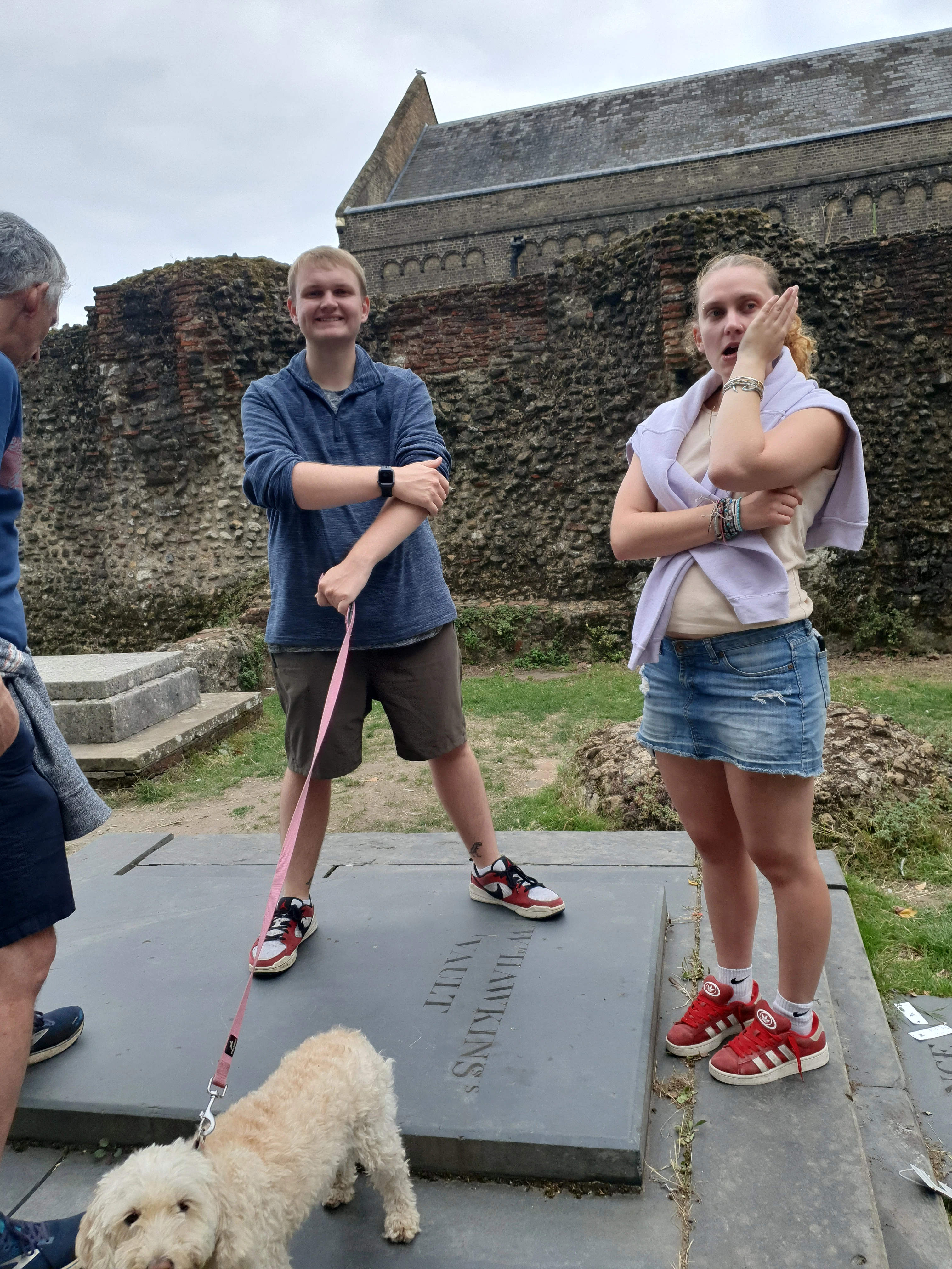Jucător explorând Colchester cu Questo