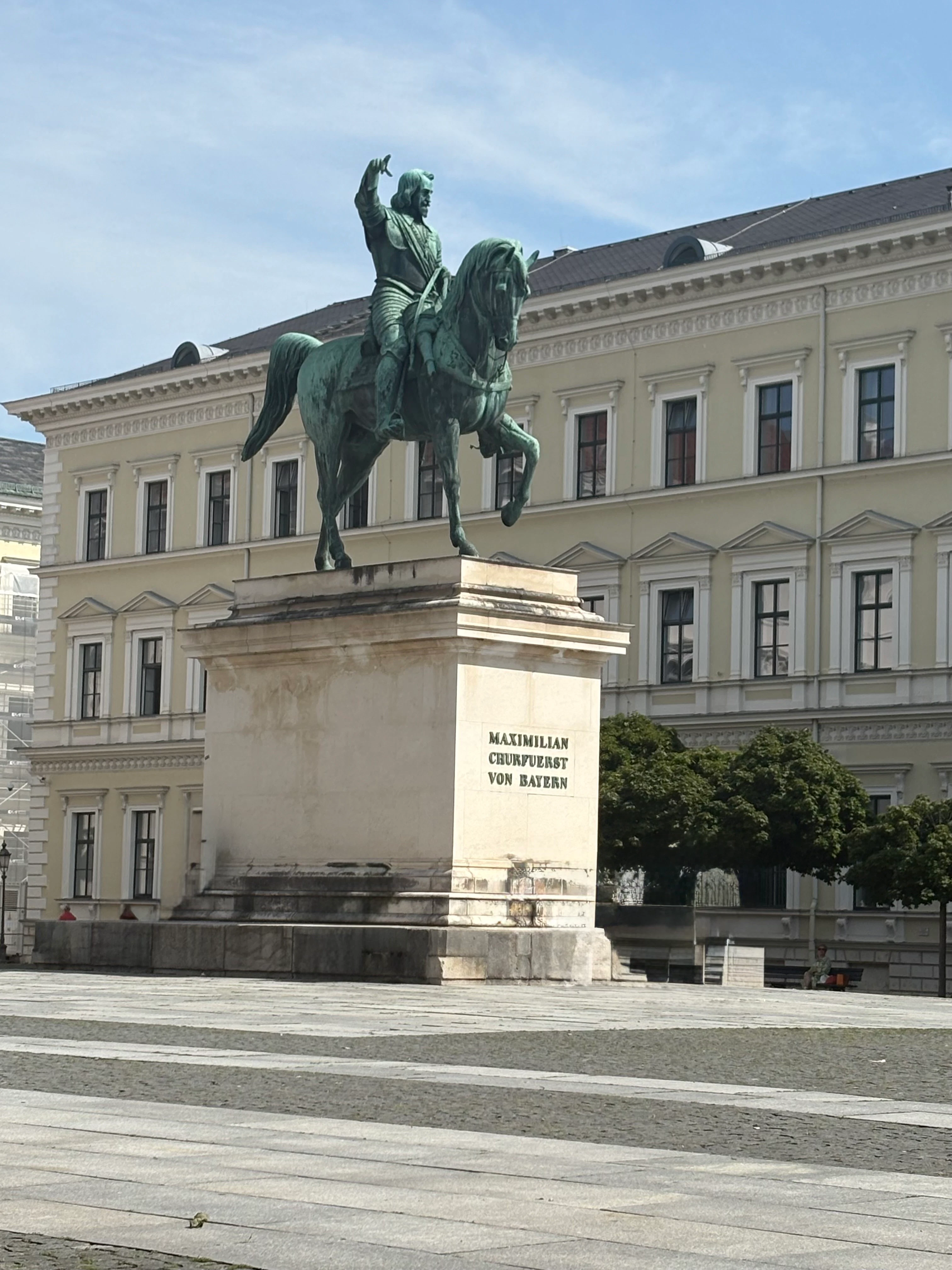 Jugador explorando Munich con Questo
